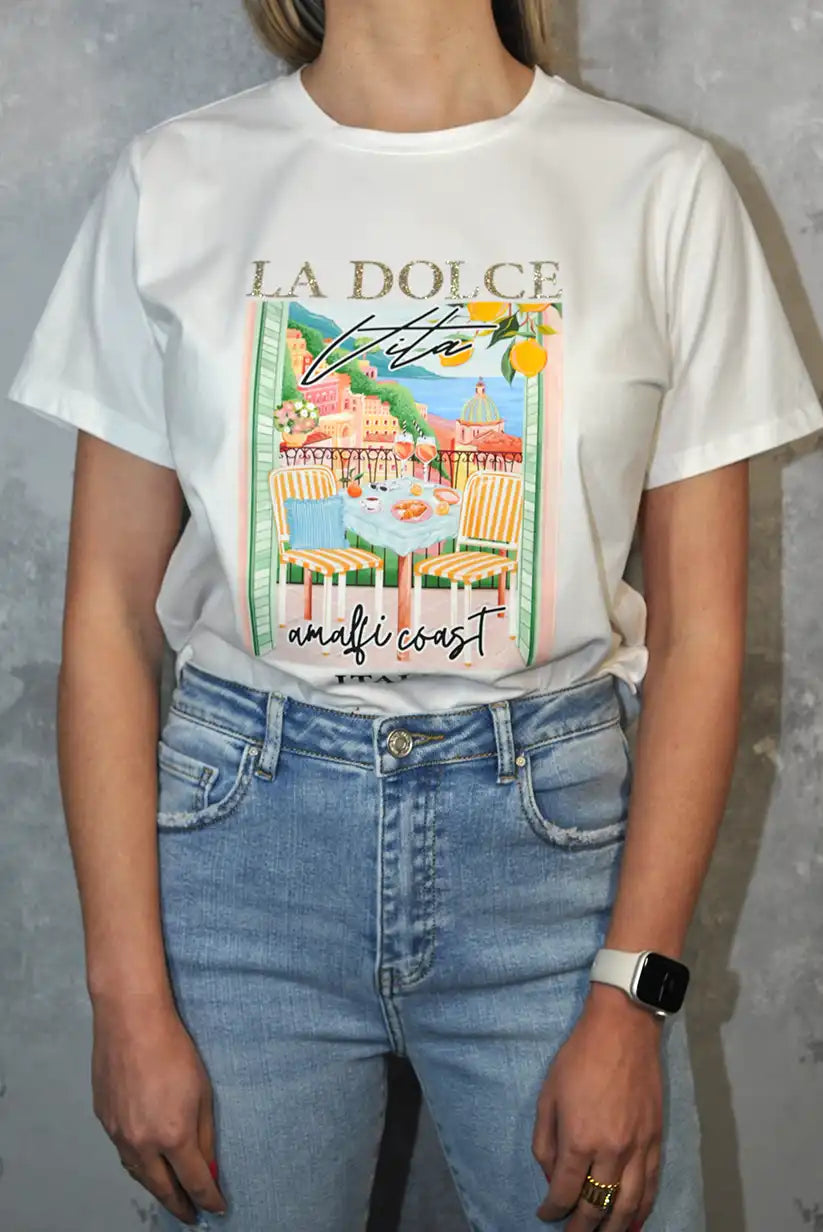 Camiseta Mujer “La Dolce Vita” | Estampado Costa Amalfitana - CHICA del Sur