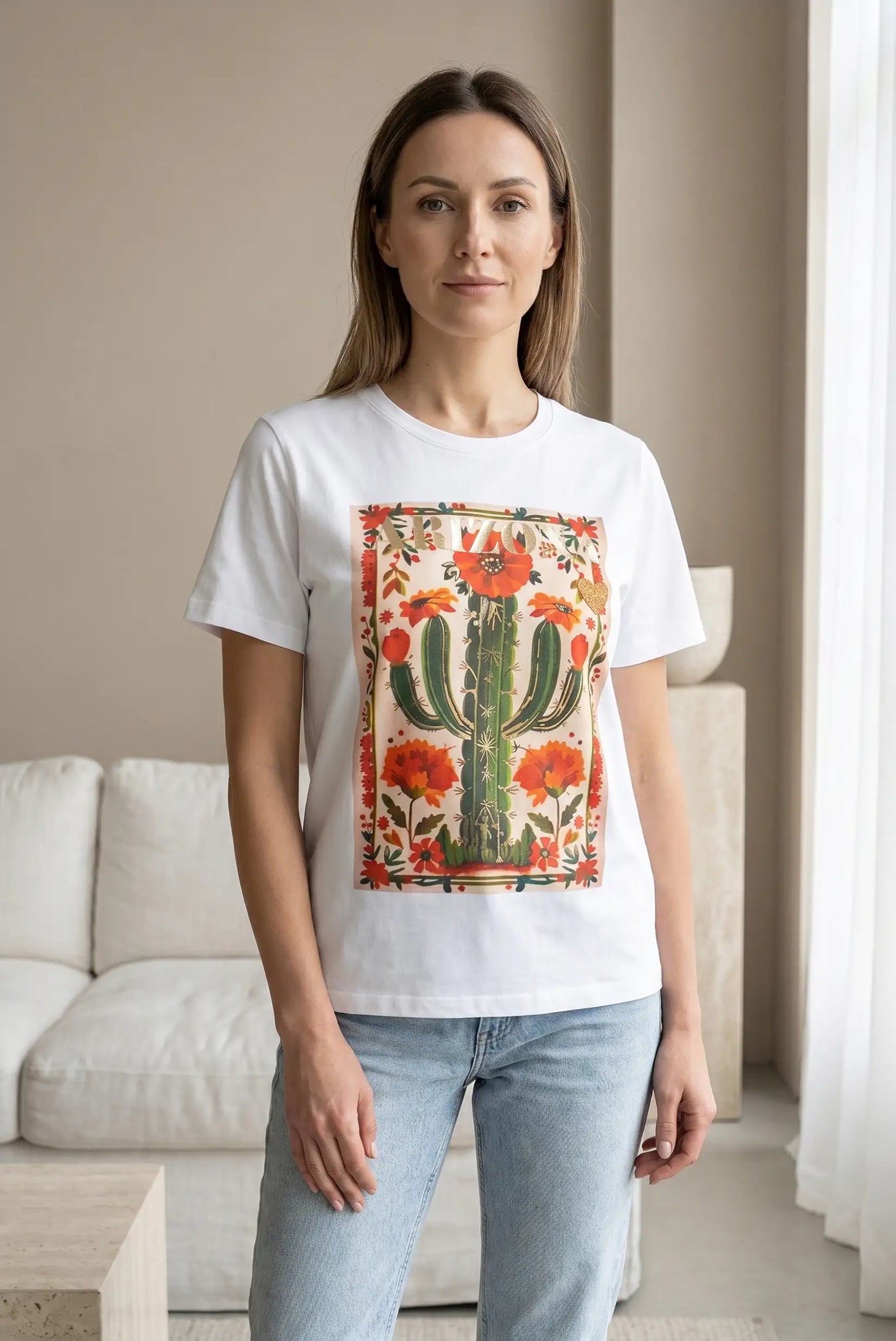 Mujer con camiseta blanca de manga corta estampada con cactus y flores rojas, estilo casual