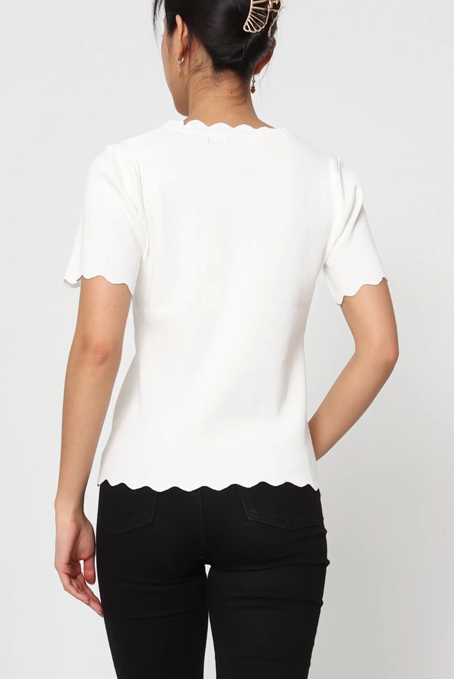 Camiseta blanca de mujer, manga corta, detalles ondulados, vista trasera, moda casual