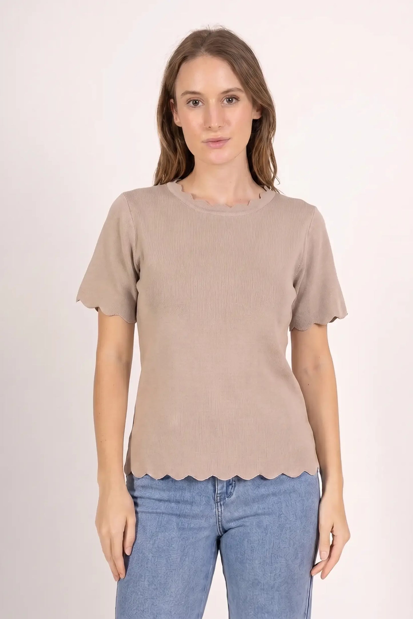 Camiseta taupe de mujer, manga corta, cuello y mangas ondulados, estilo casual.