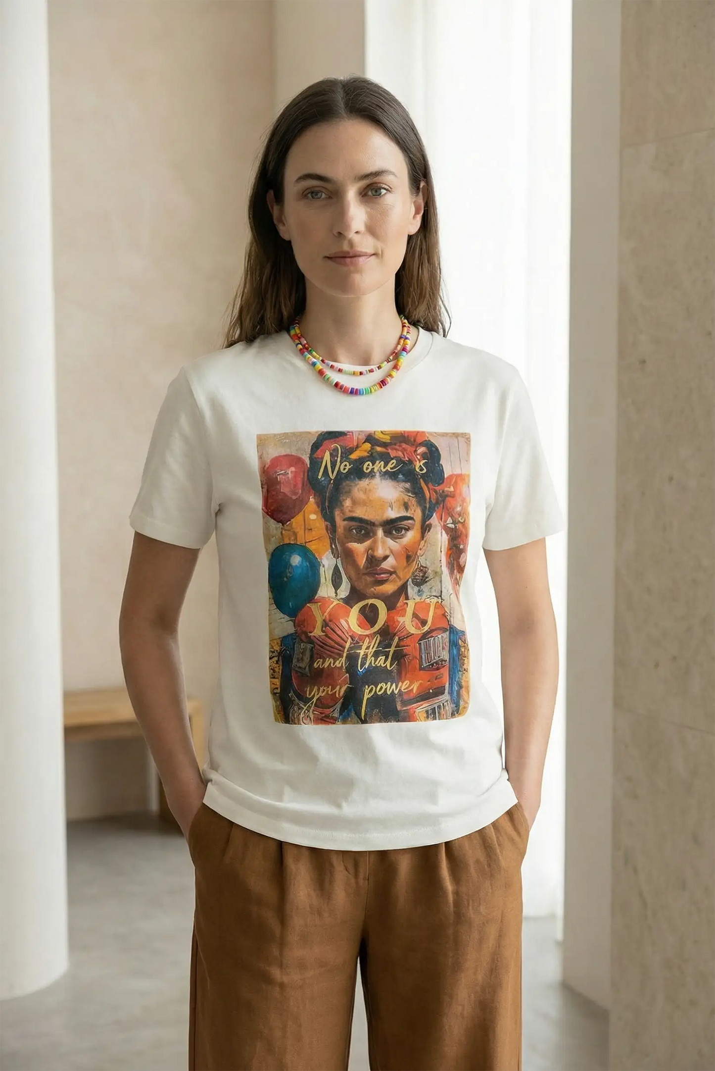 Camiseta blanca para mujer con estampado artístico y mensaje de empoderamiento, look casual.