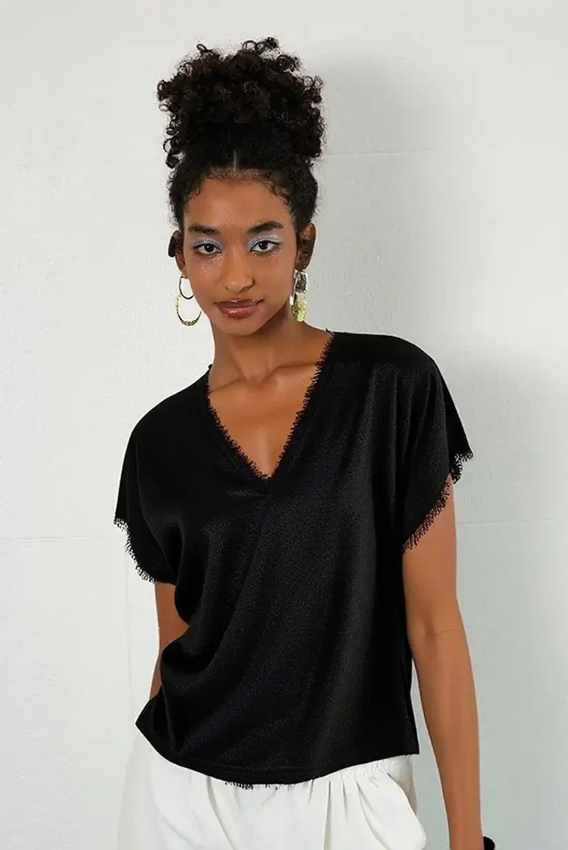 Camisa manga corta negra mujer cuello pico detalle cuello bordado - CHICA del Sur
