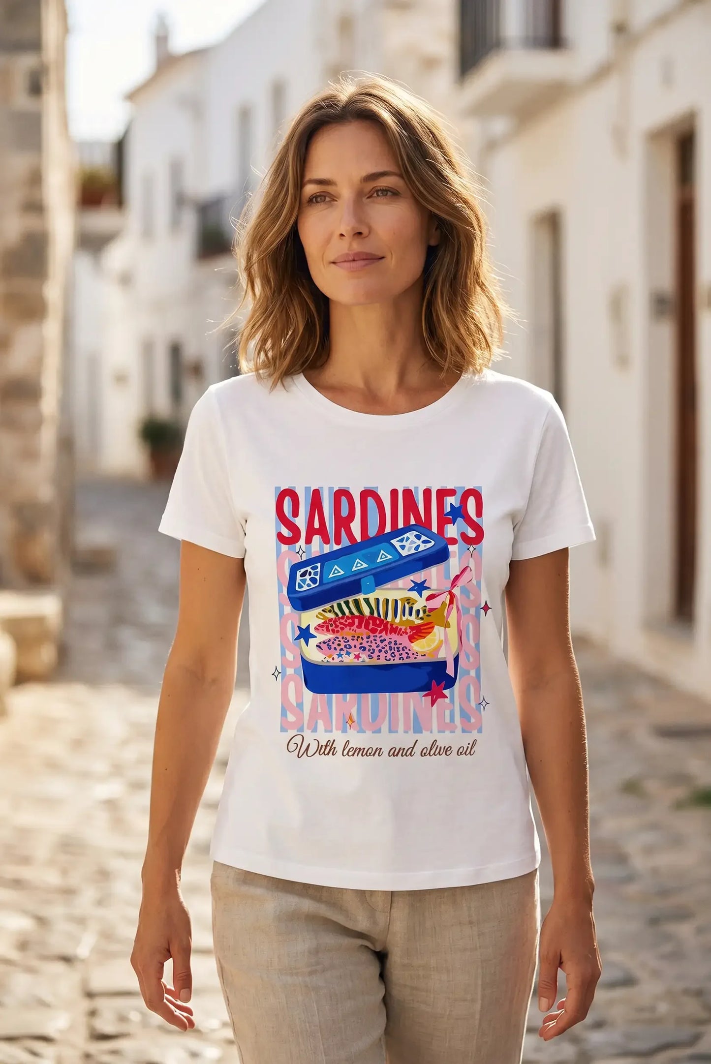 Camiseta blanca mujer con diseño divertido de sardinas y limón, ideal para verano y callejuelas mediterráneas