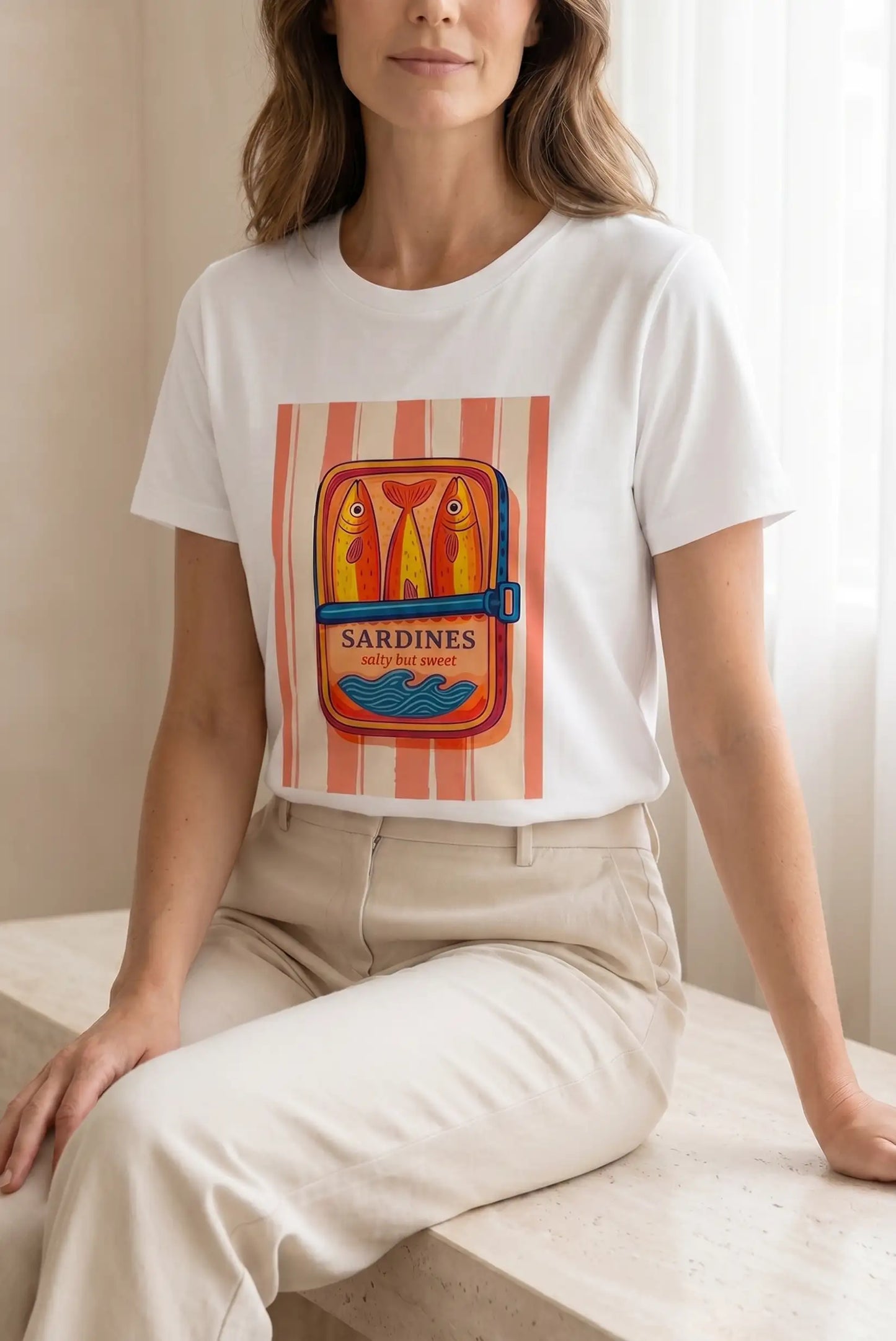 Camiseta Blanca Mujer Estampado Lata de Sardinas Retro