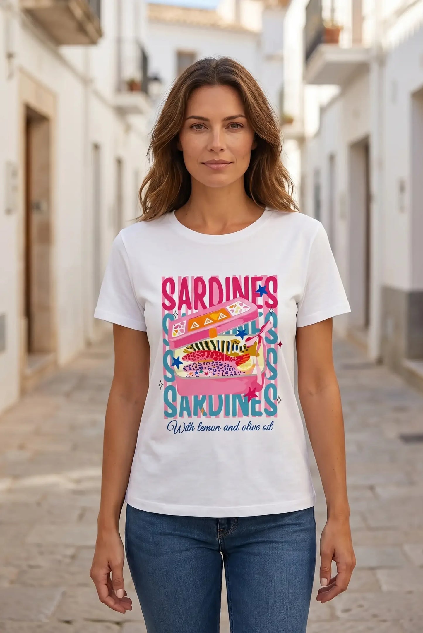 Camiseta blanca mujer con estampado 'SARDINES' y diseño de lata de sardinas, ideal para verano y calle