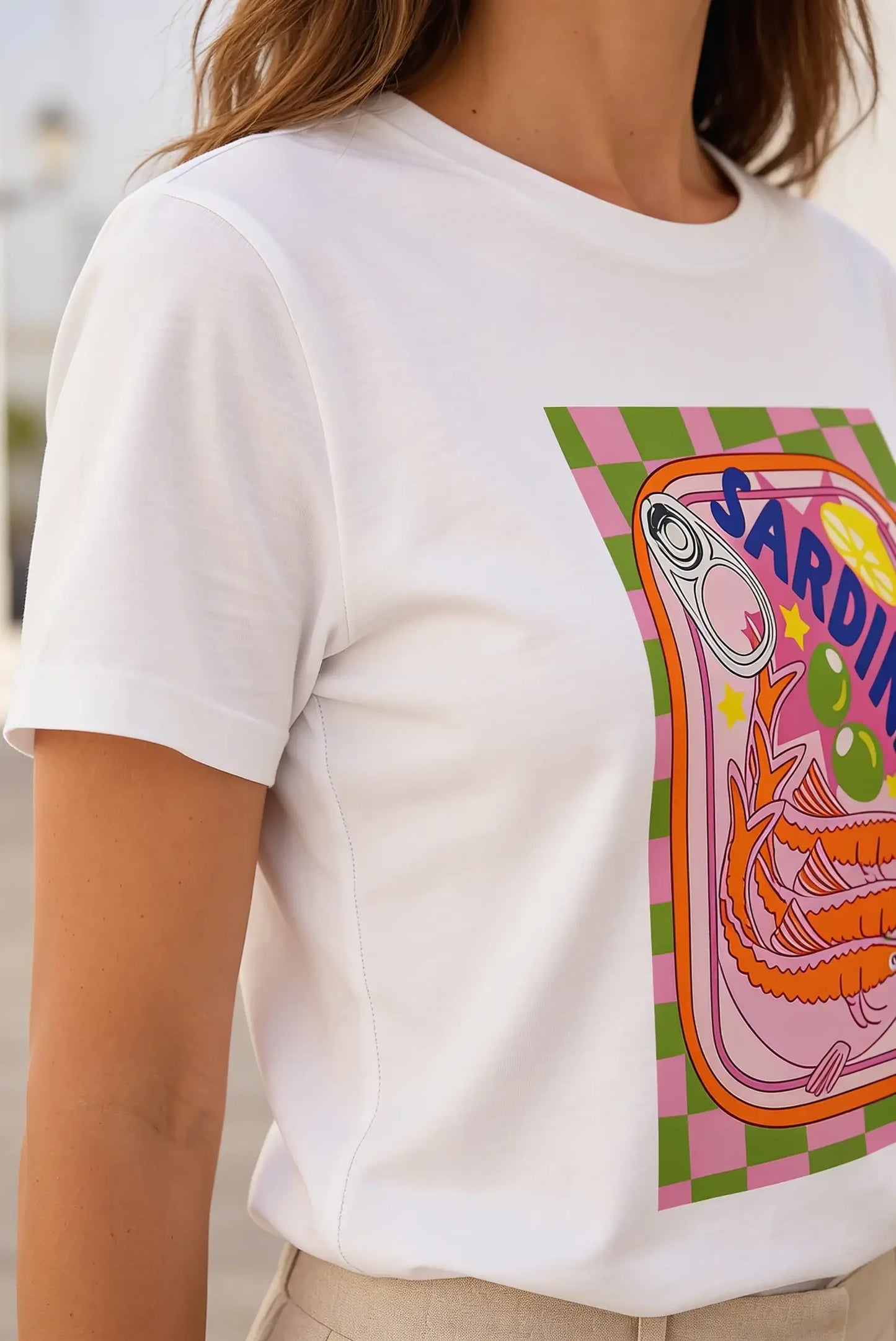Camiseta blanca con estampado de lata de sardinas, diseño divertido y colorido para mujer