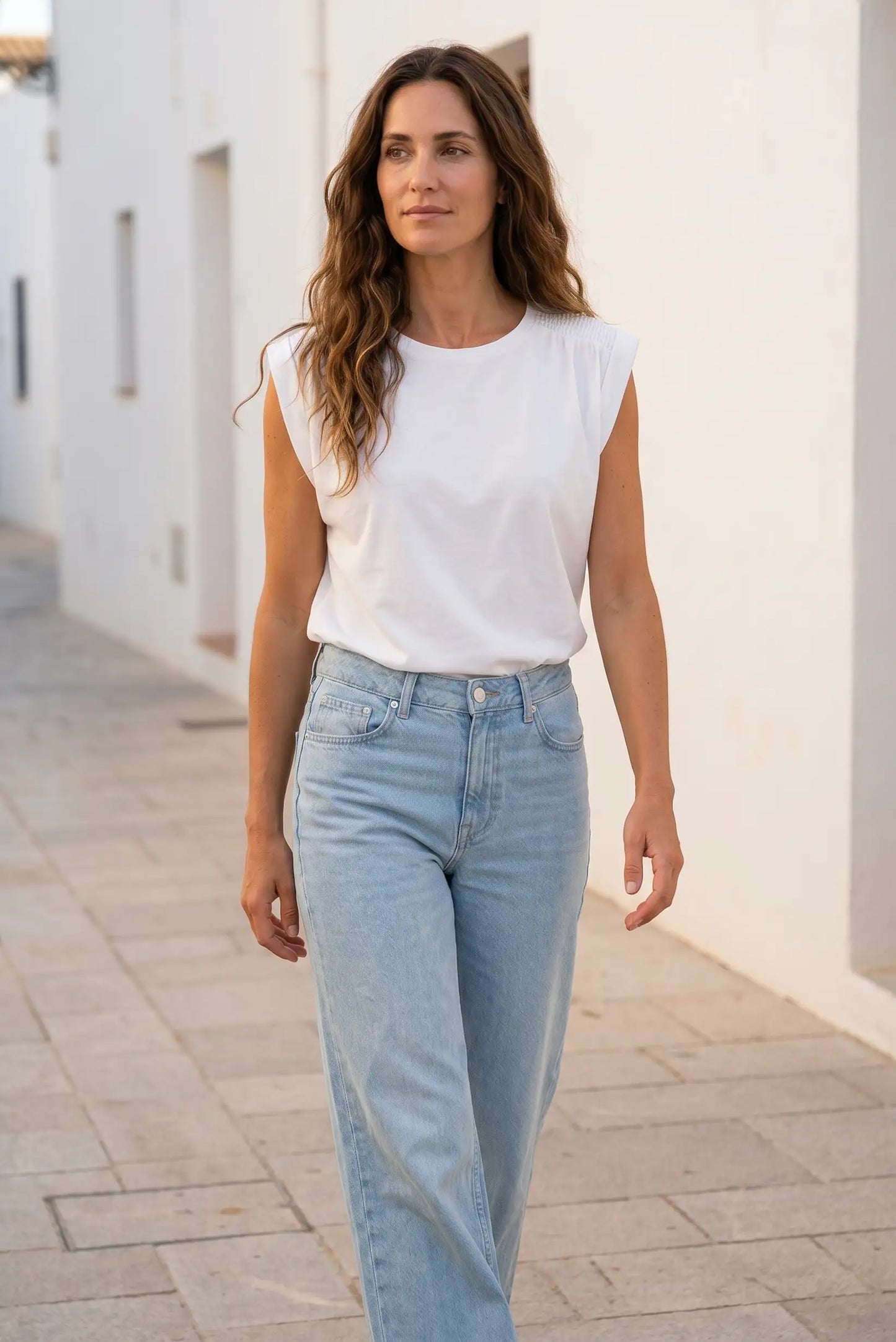 Camiseta Blanca Sin Mangas para Mujer con Hombreras
