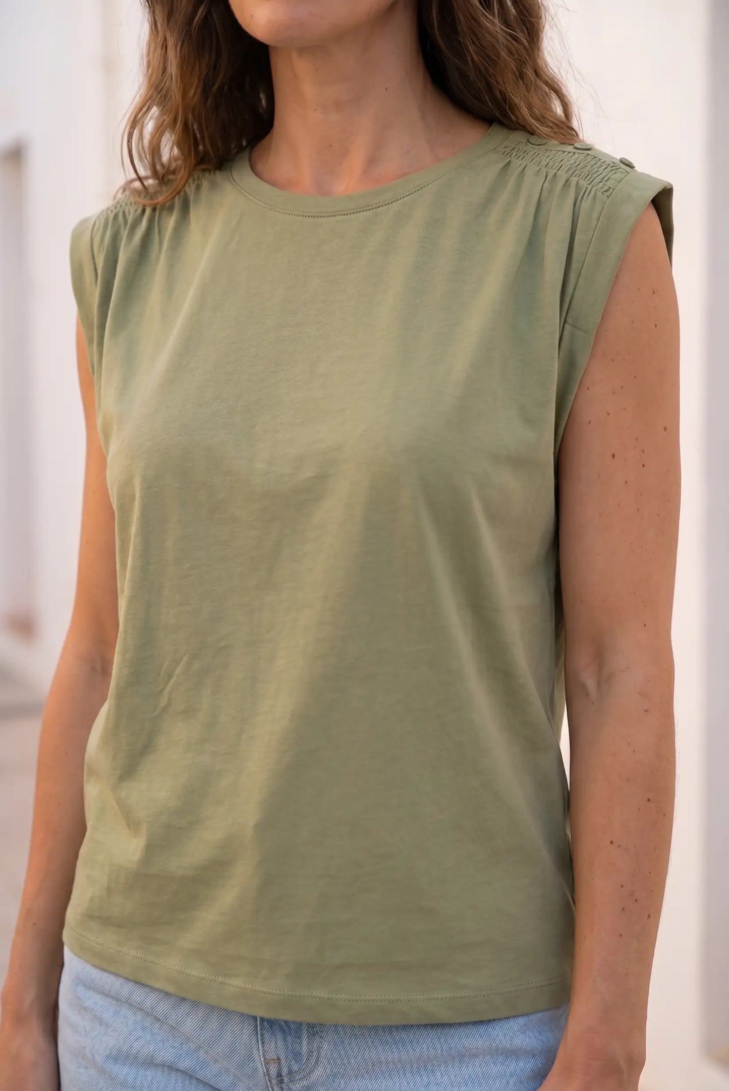 Camiseta Verde Caqui sin Mangas detalle en Hombros