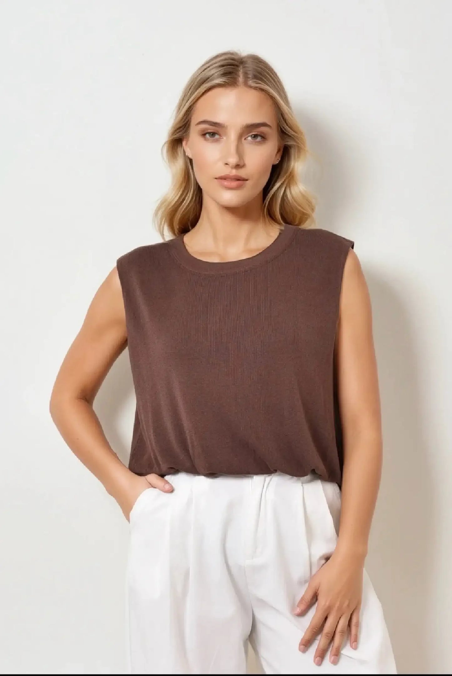Camiseta sin mangas marrón de punto para mujer, ideal para looks casuales y verano