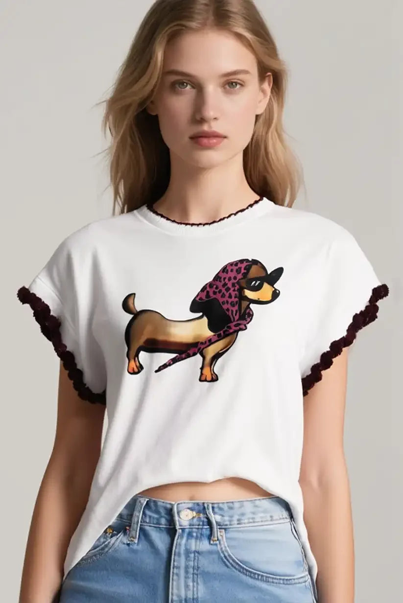 Camiseta manga corta con bordados Burdeos Perro salchicha fashion - CHICA del Sur