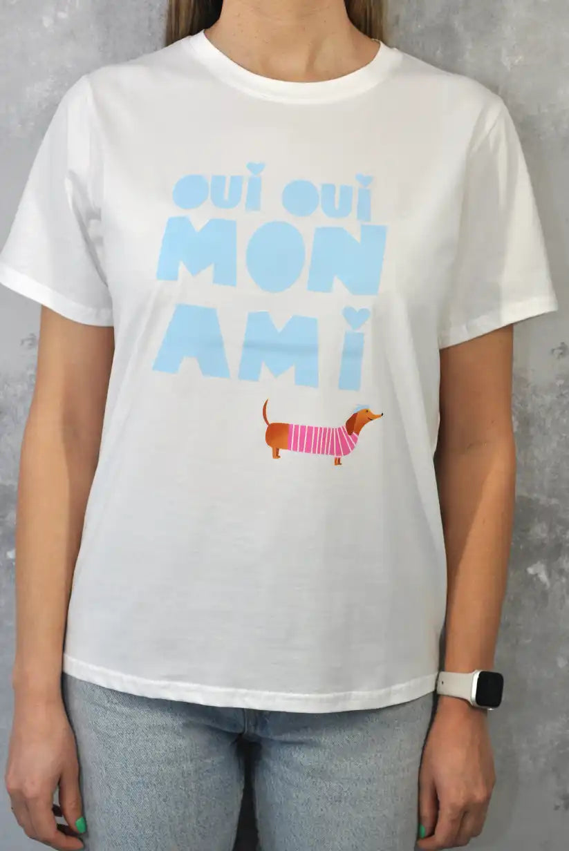 Camiseta Mujer “Oui Oui Mon Ami” | Estampado Salchicha Azul Celeste - CHICA del Sur
