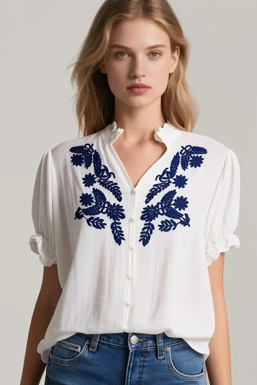 Camisa manga corta blanca con bordados florales azul marino - CHICA del Sur