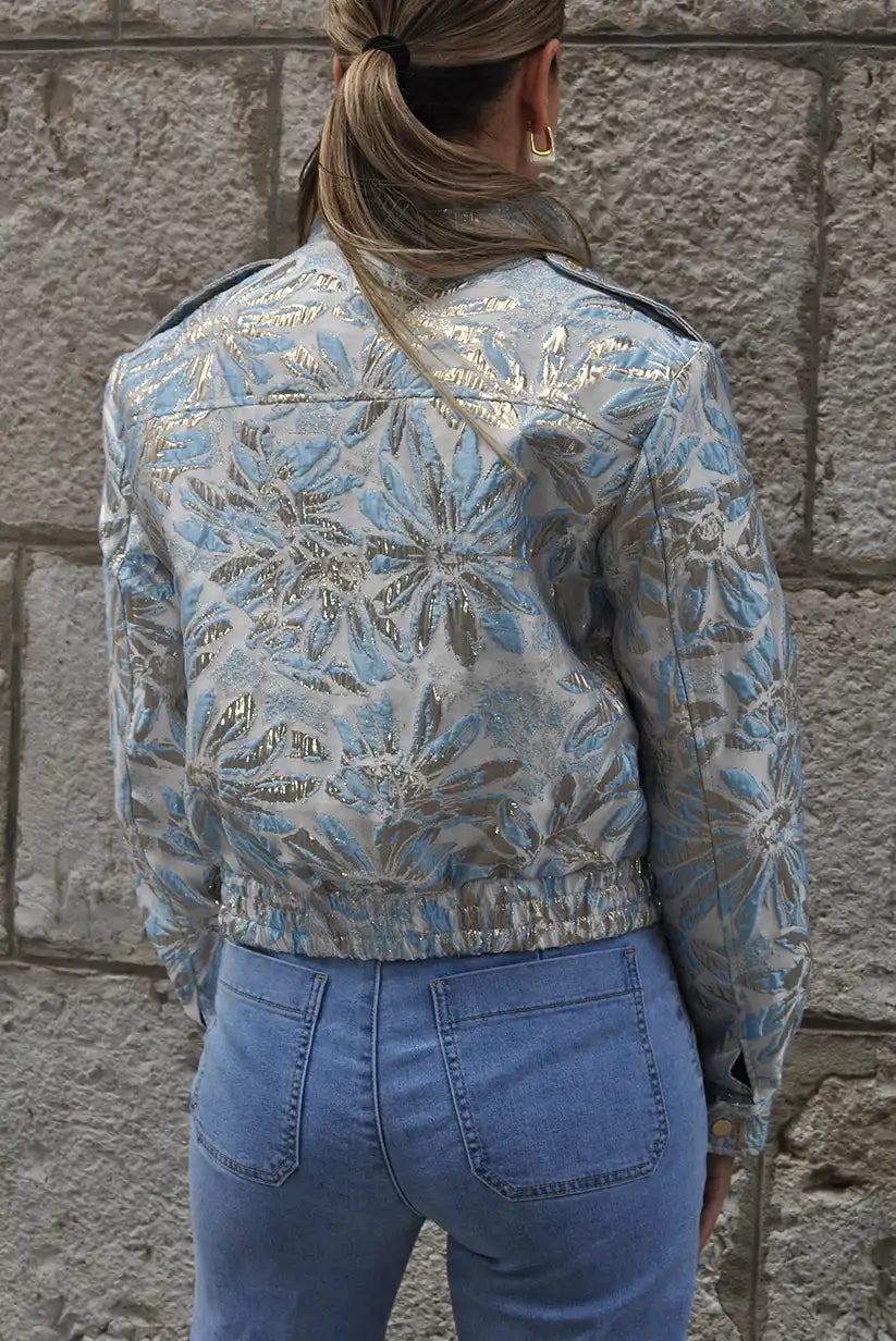Cazadora bomber azul con estampado metalizado – estilo primavera verano