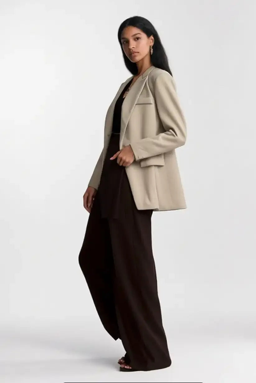 Chaqueta Americana beige de mujer – Estilo atemporal | CHICA del Sur - CHICA del Sur