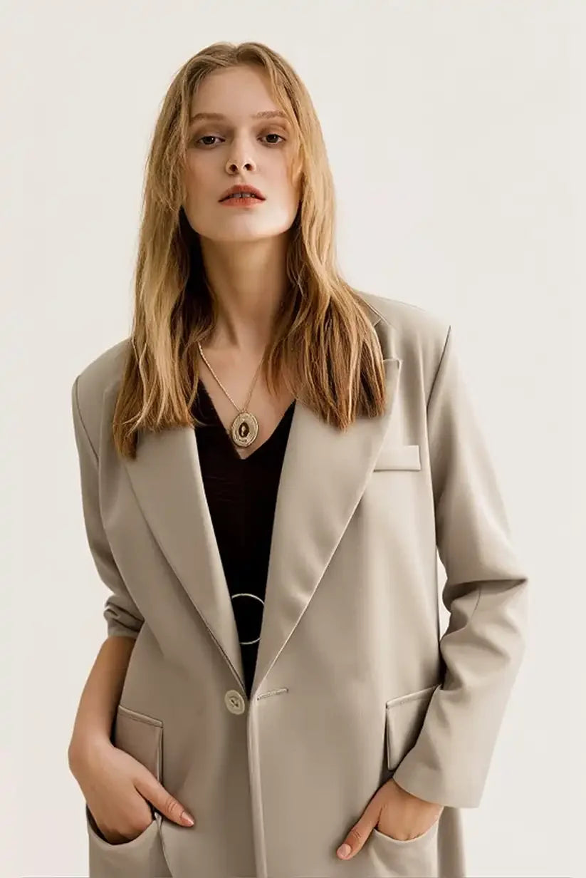 Chaqueta Americana beige de mujer – Estilo atemporal | CHICA del Sur - CHICA del Sur
