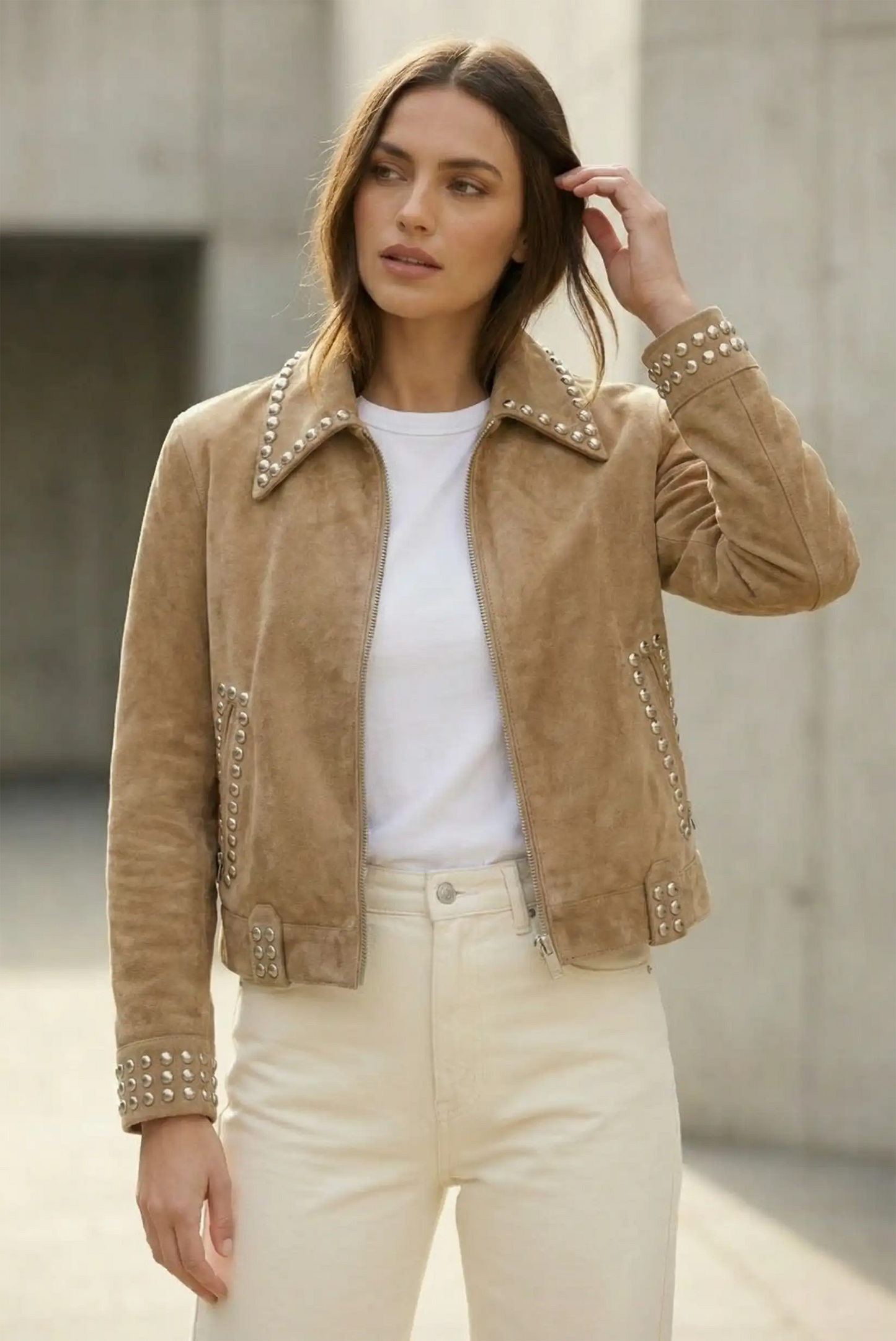 Mujer con chaqueta corta camel de ante y tachuelas, moda femenina CHICA del Sur