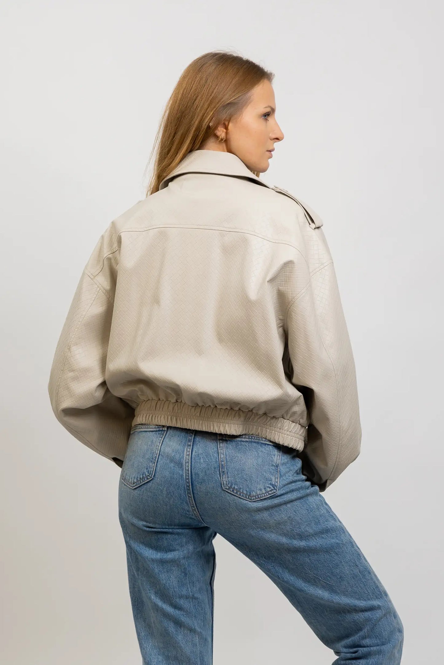 Chaqueta de polipiel beige claro para mujer, estilo casual, vista trasera, combinada con jeans