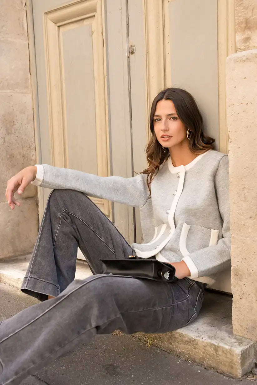 Chaqueta Gris Mujer con Ribete Beige y Botones Dorados Elegante - CHICA del Sur