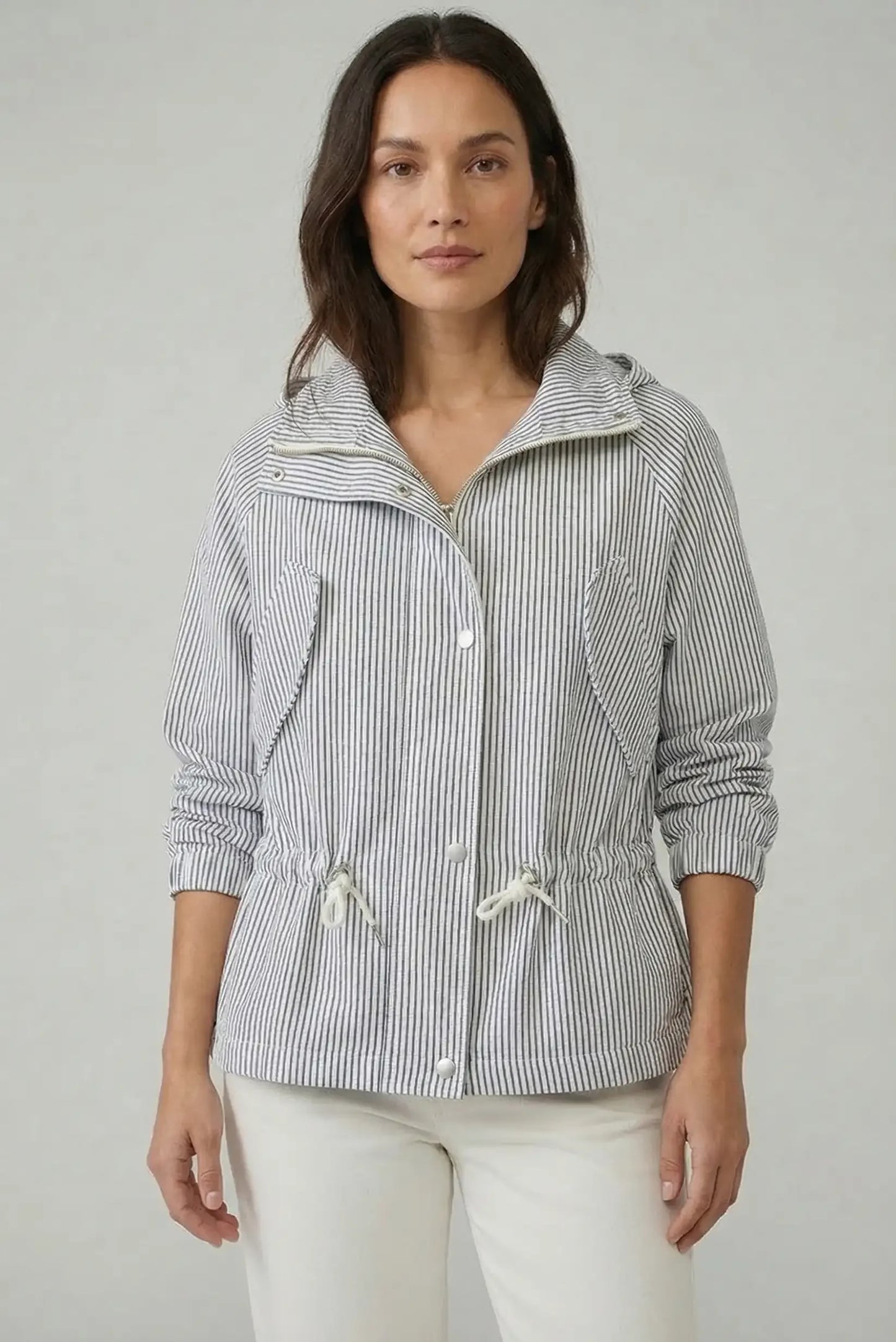Mujer con chaqueta de primavera azul de rayas finas, manga larga, look casual