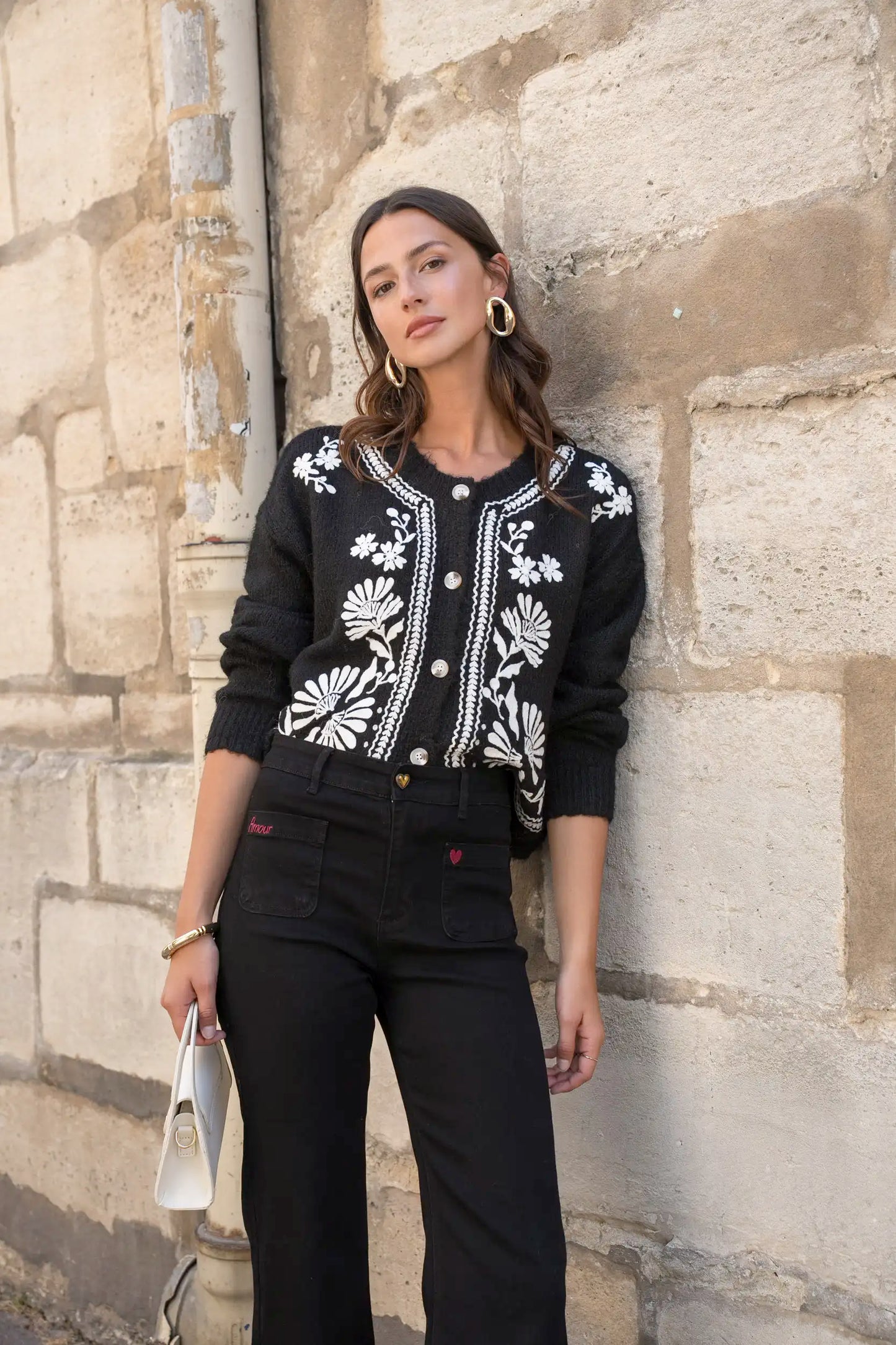 Chaqueta Negra Mujer con Bordados Florales Blancos Folk Chic - CHICA del Sur