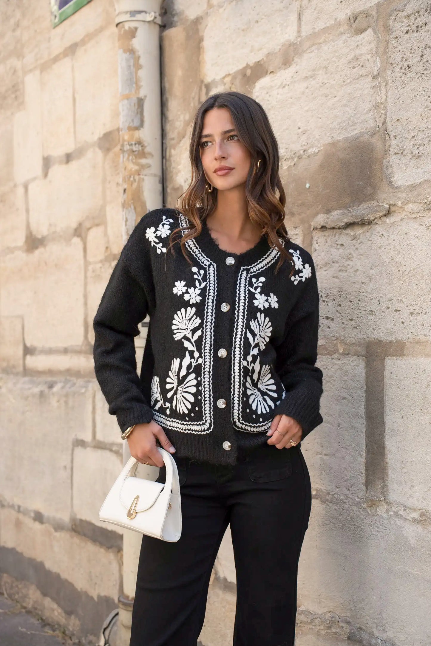 Chaqueta Negra Mujer con Bordados Florales Blancos Folk Chic - CHICA del Sur