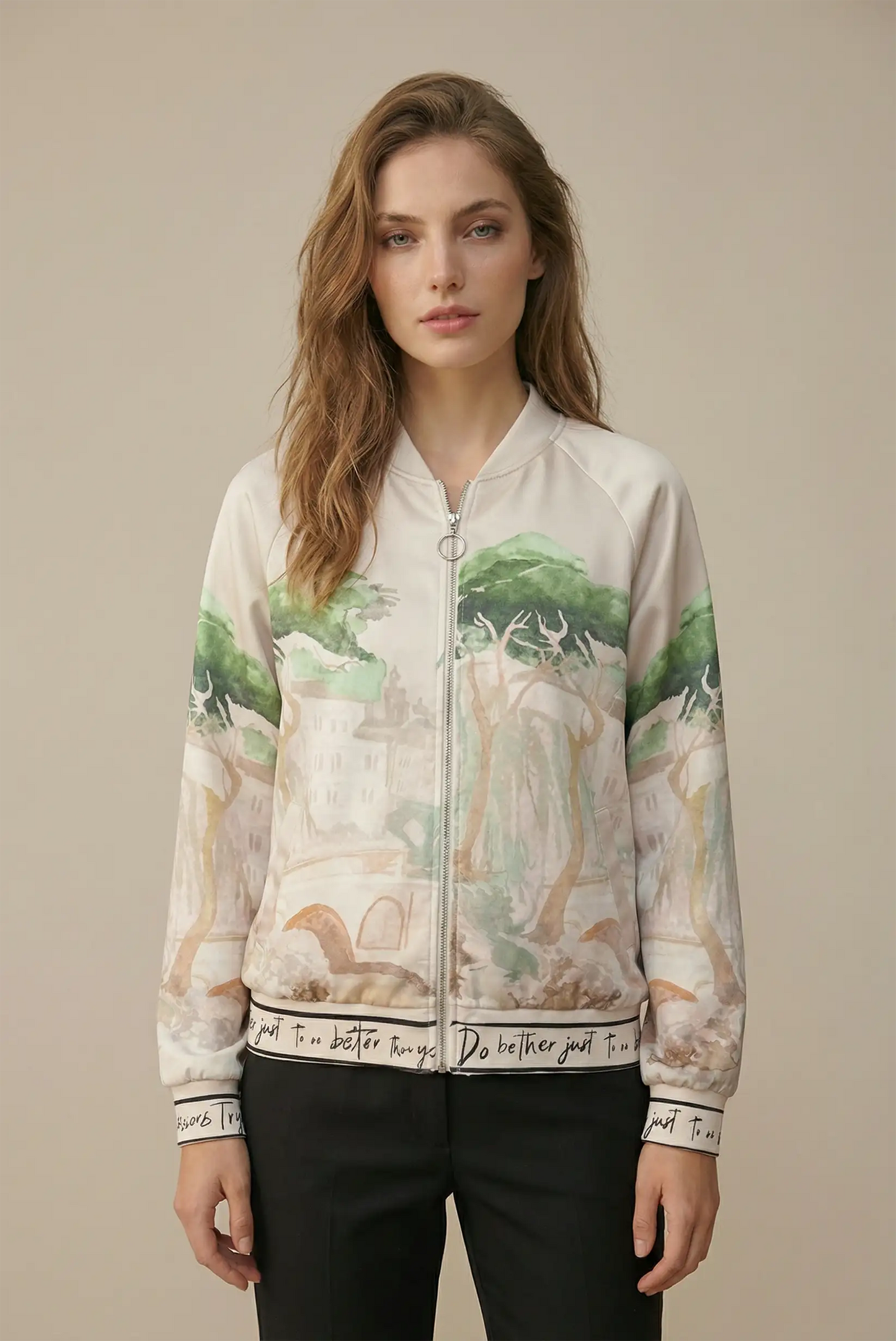 Chaqueta safari beige de mujer CHICA del Sur con estampado artístico de paisajes, cierre frontal.