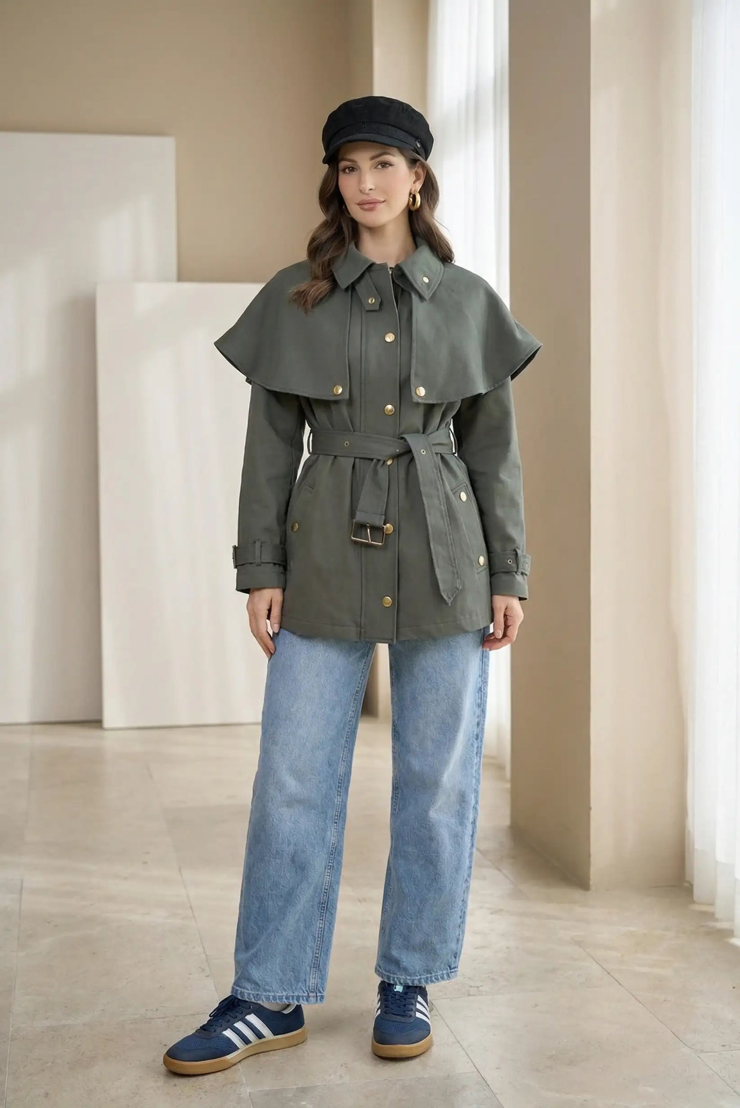 Mujer con chaqueta trench verde militar, jeans rectos y gorra negra, estilo casual moderno