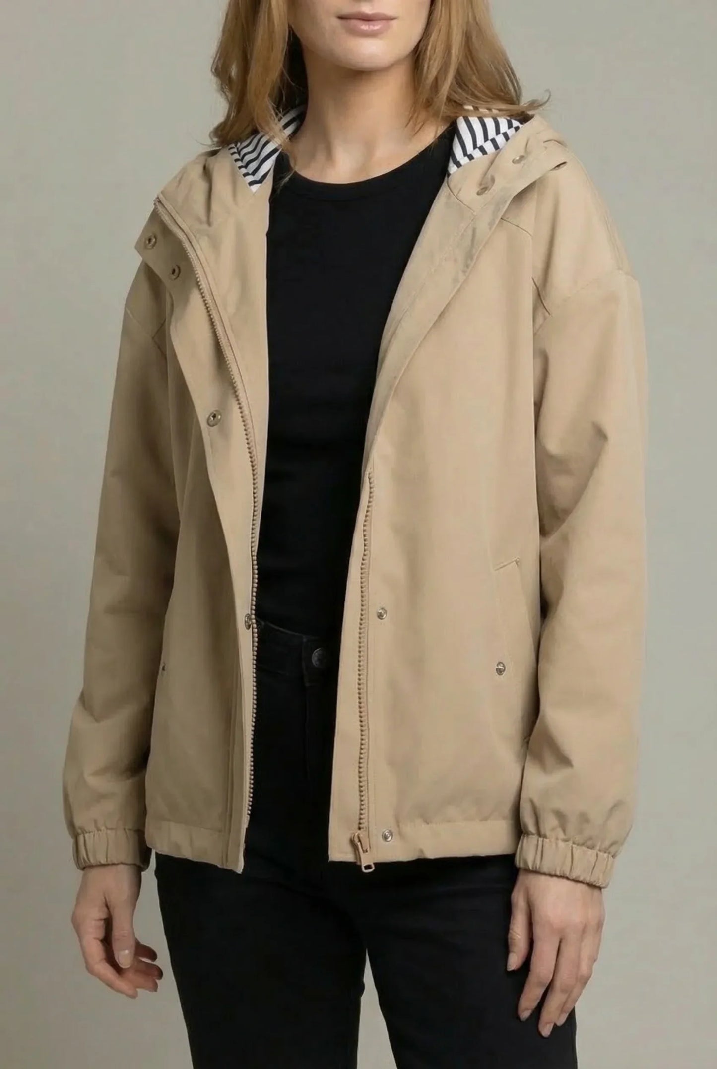 Chubasquero corto beige para mujer con capucha y forro de rayas, estilo casual