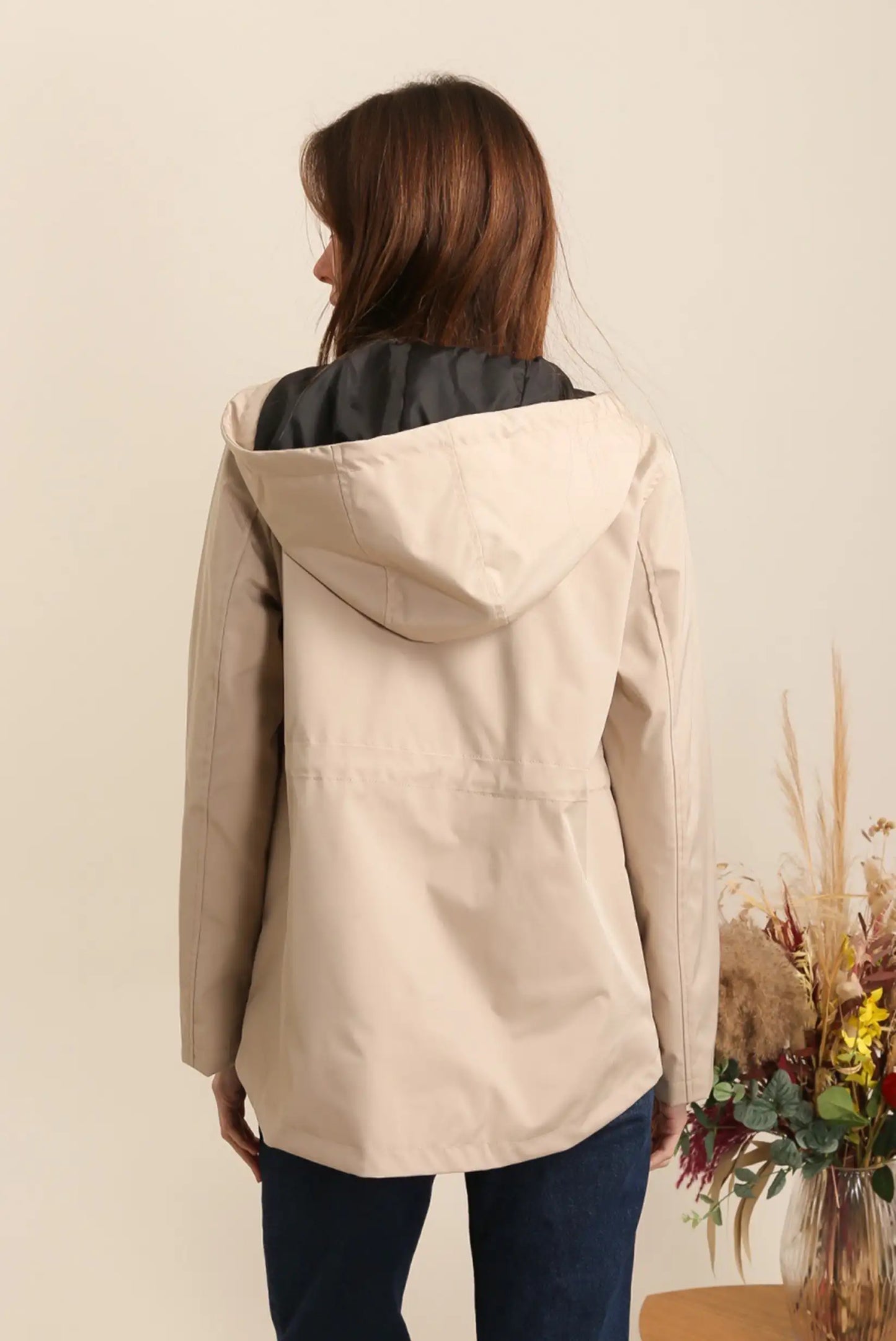 Chubasquero corto beige impermeable para mujer CHICA del Sur, moda casual, vista trasera.