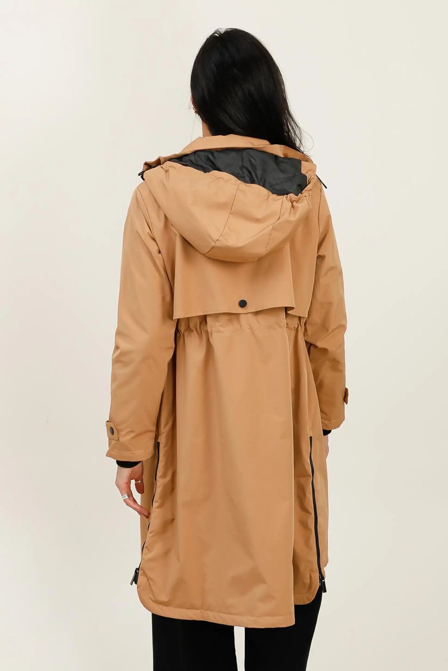 Chubasquero parka larga de mujer camel, impermeable, de CHICA del Sur, vista trasera.