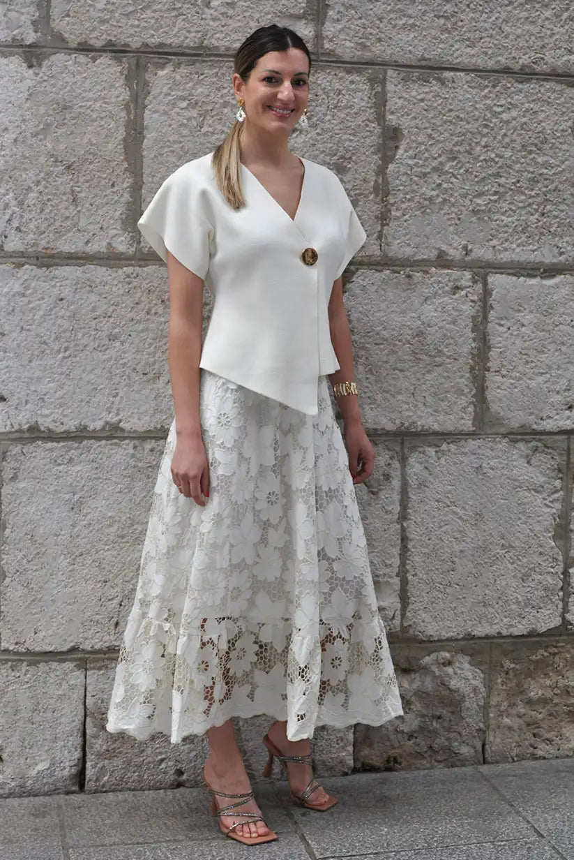 Falda midi encaje floral blanco y beige – con vuelo y forro interior, primavera verano - CHICA del Sur