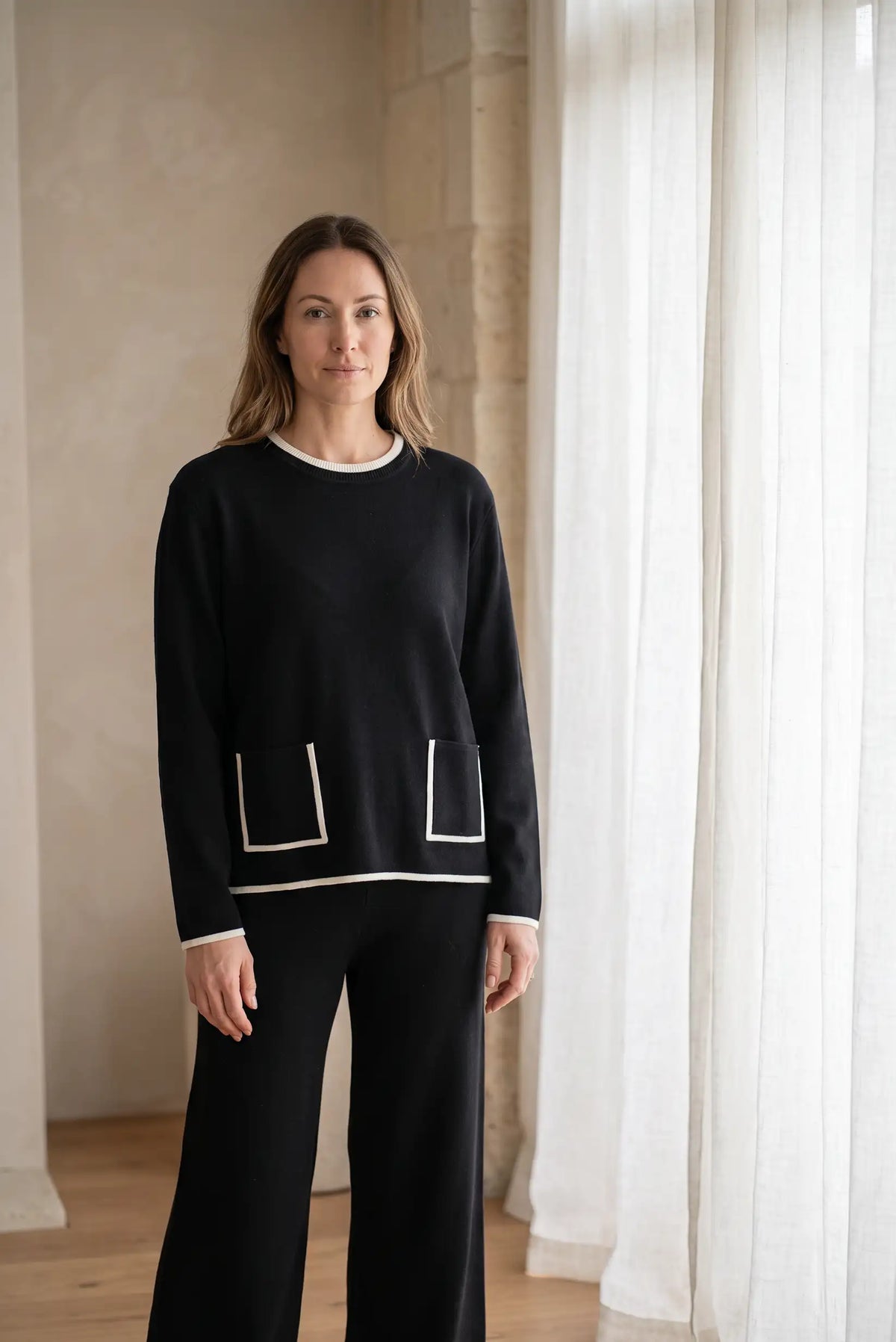 Conjunto de Punto de Mujer Negro con Detalles en Crudo