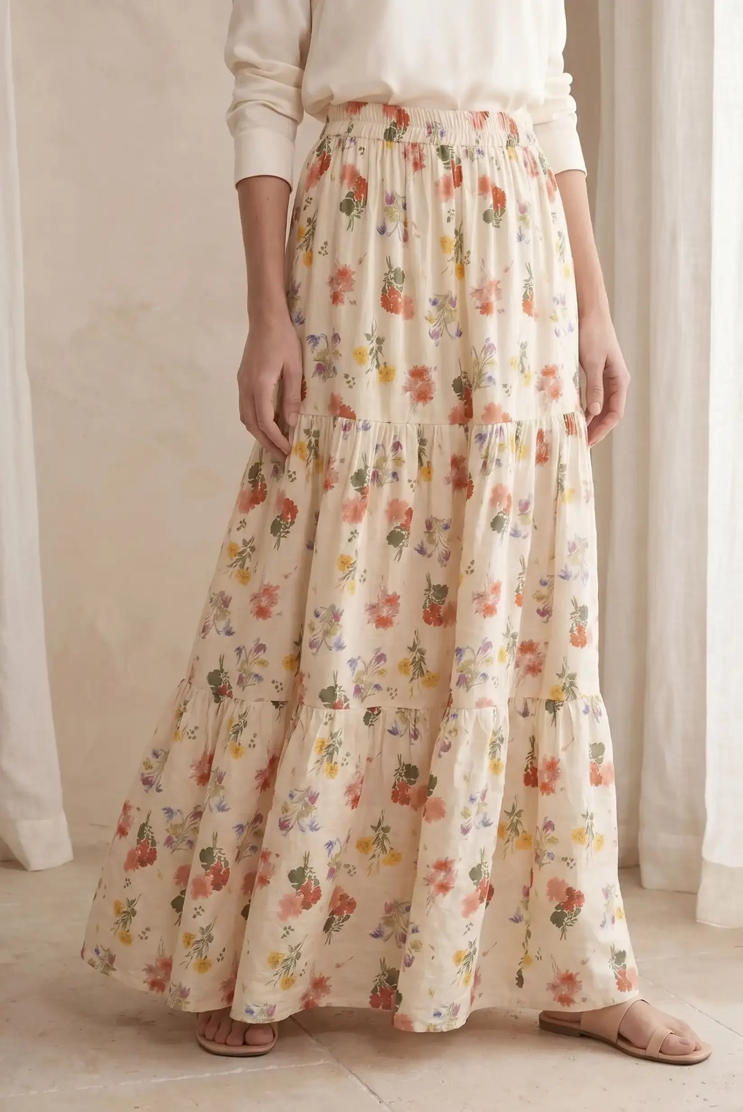 Falda larga beige con estampado floral en rojo, verde y lila, look primavera casual