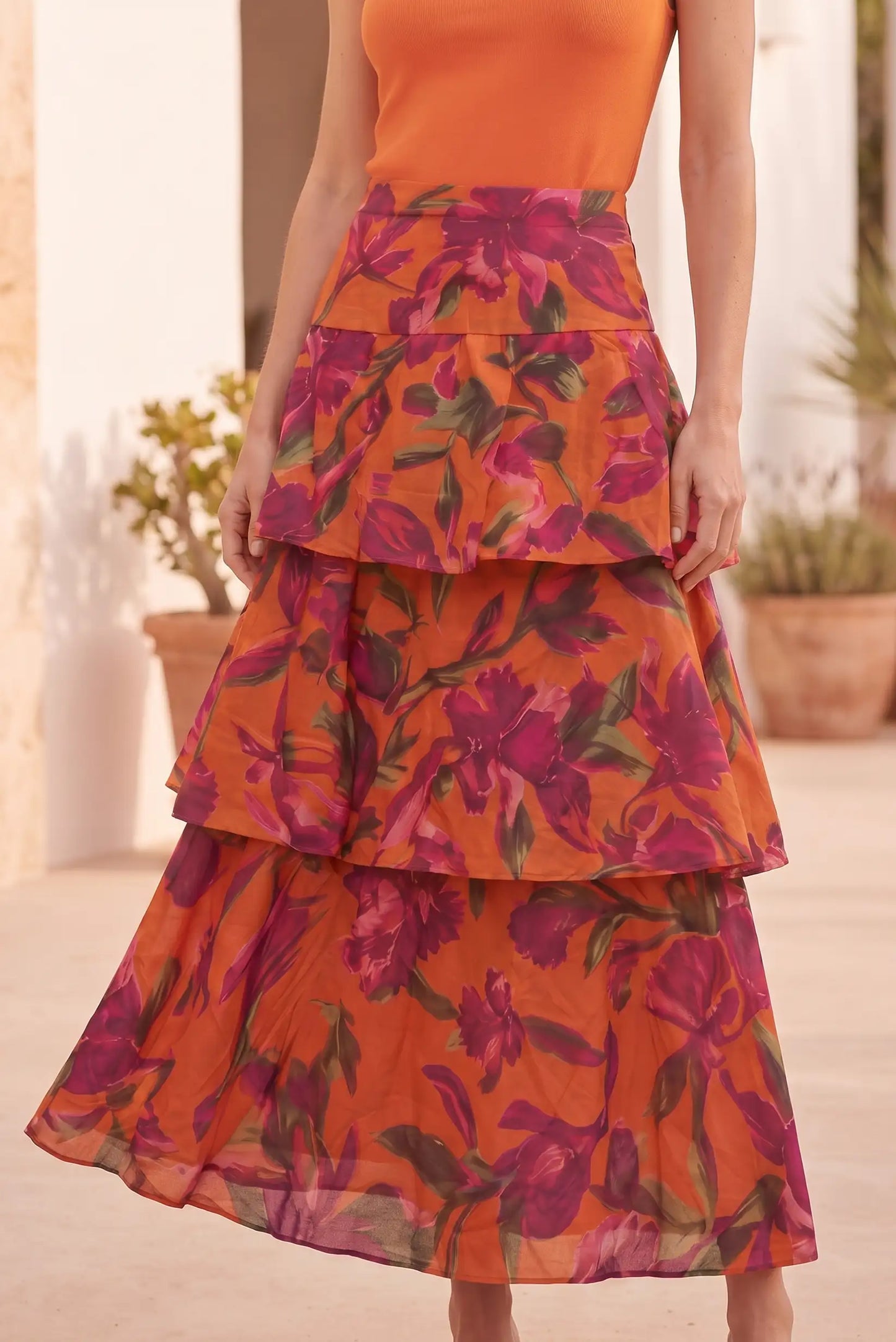 Falda larga floral naranja con capas, ideal para moda femenina de verano