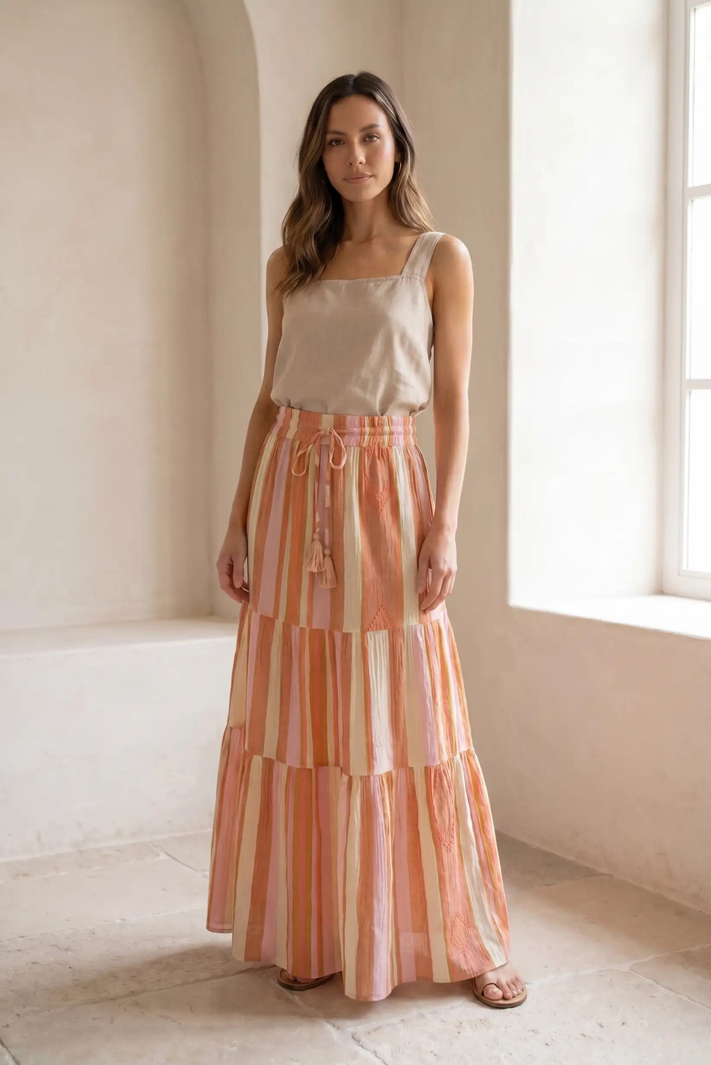 Falda larga de rayas naranjas y rosas, look casual de primavera para mujer