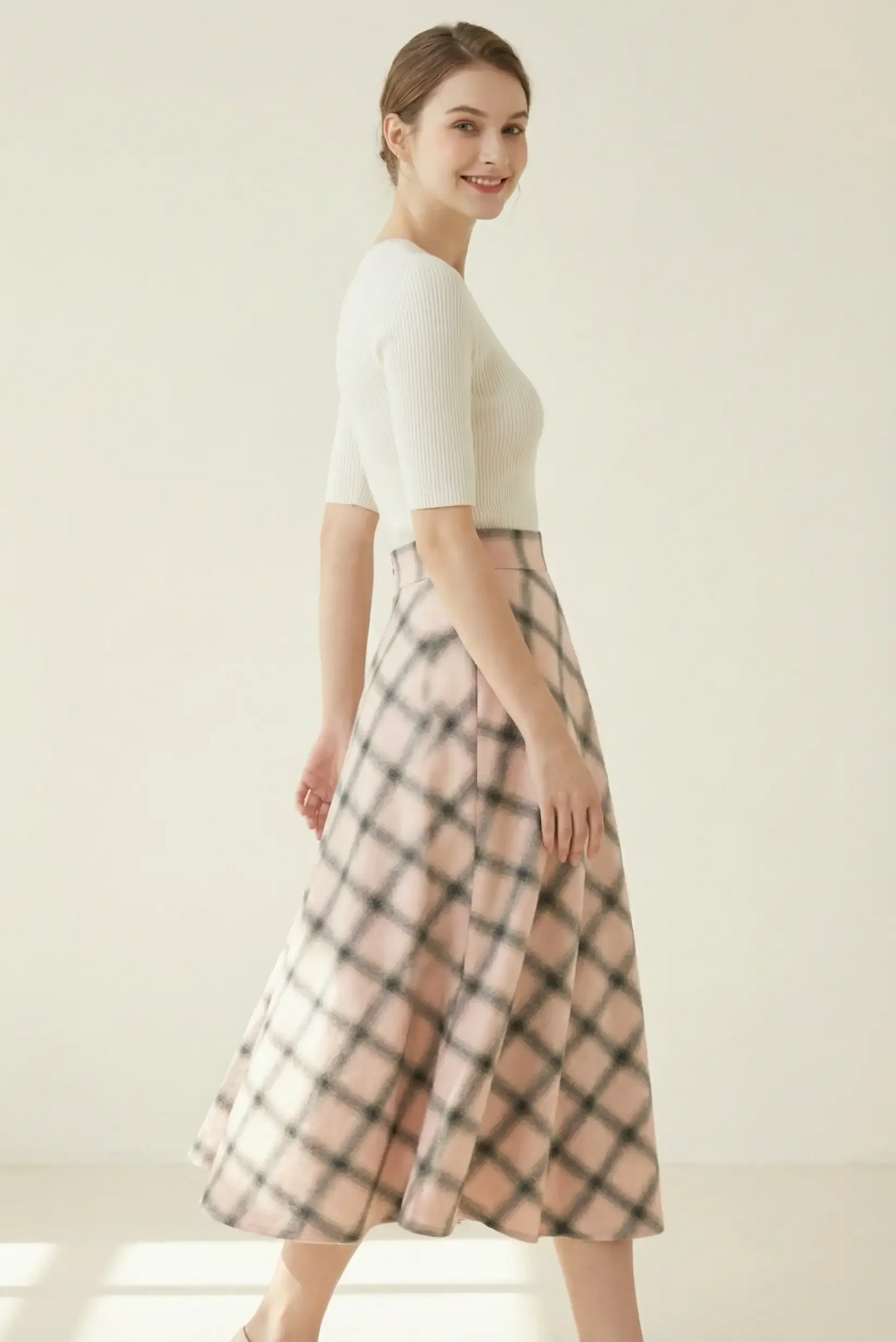 Mujer con falda larga rosa de cuadros y top blanco, moda femenina casual CHICA del Sur