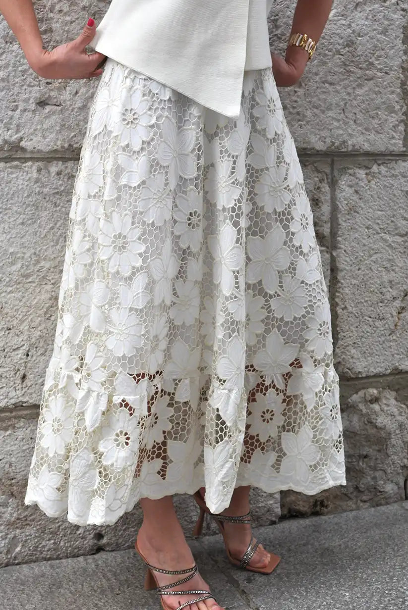 Falda midi encaje floral blanco y beige – con vuelo y forro interior, primavera verano - CHICA del Sur