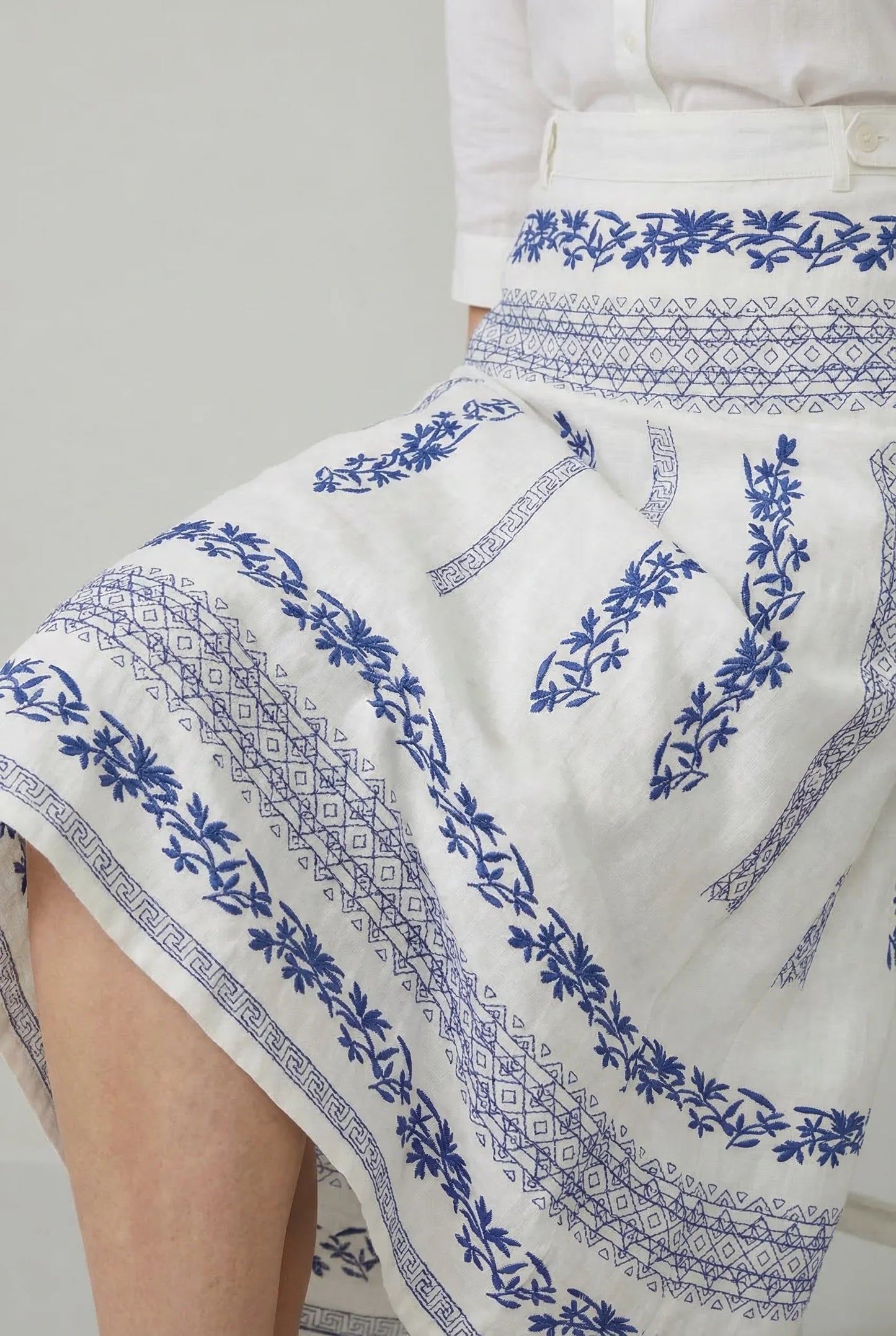 Falda mujer blanca bordada azul navy, estilo primaveral y casual, detalle floral
