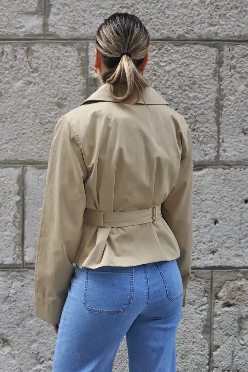Gabardina corta beige con cinturón – 100% algodón, estilo trench ligero