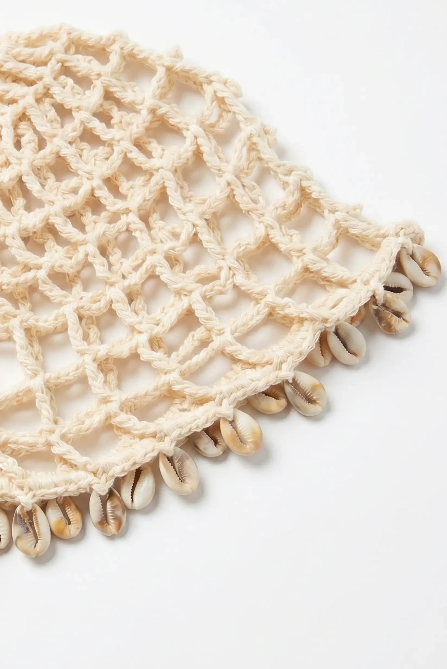 Bolso de macramé beige con conchas naturales, ideal para moda femenina y complementos de verano