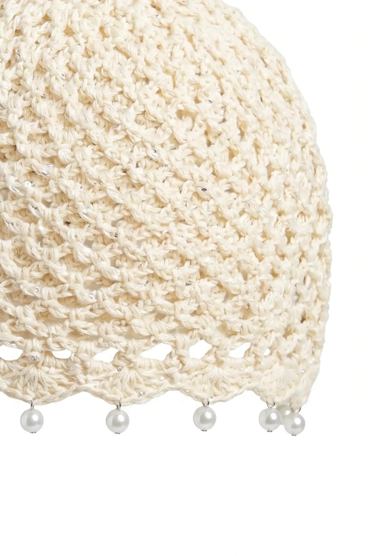 Gorro tejido beige con perlas, accesorio femenino elegante y delicado