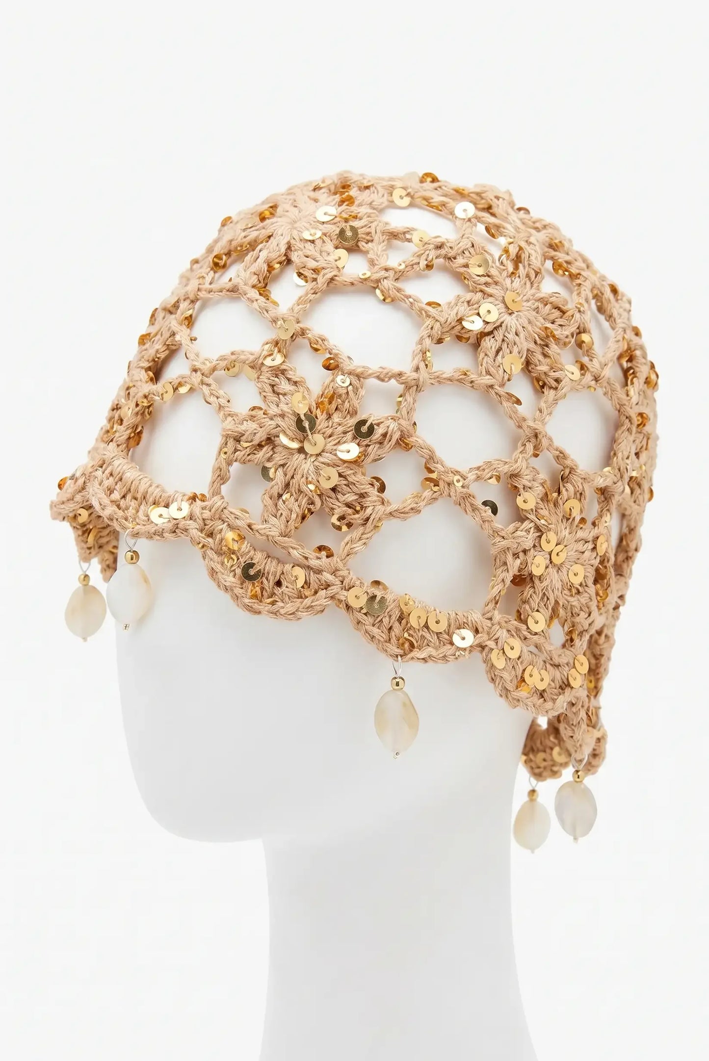 Gorro tejido beige con lentejuelas doradas y colgantes de perlas para moda femenina