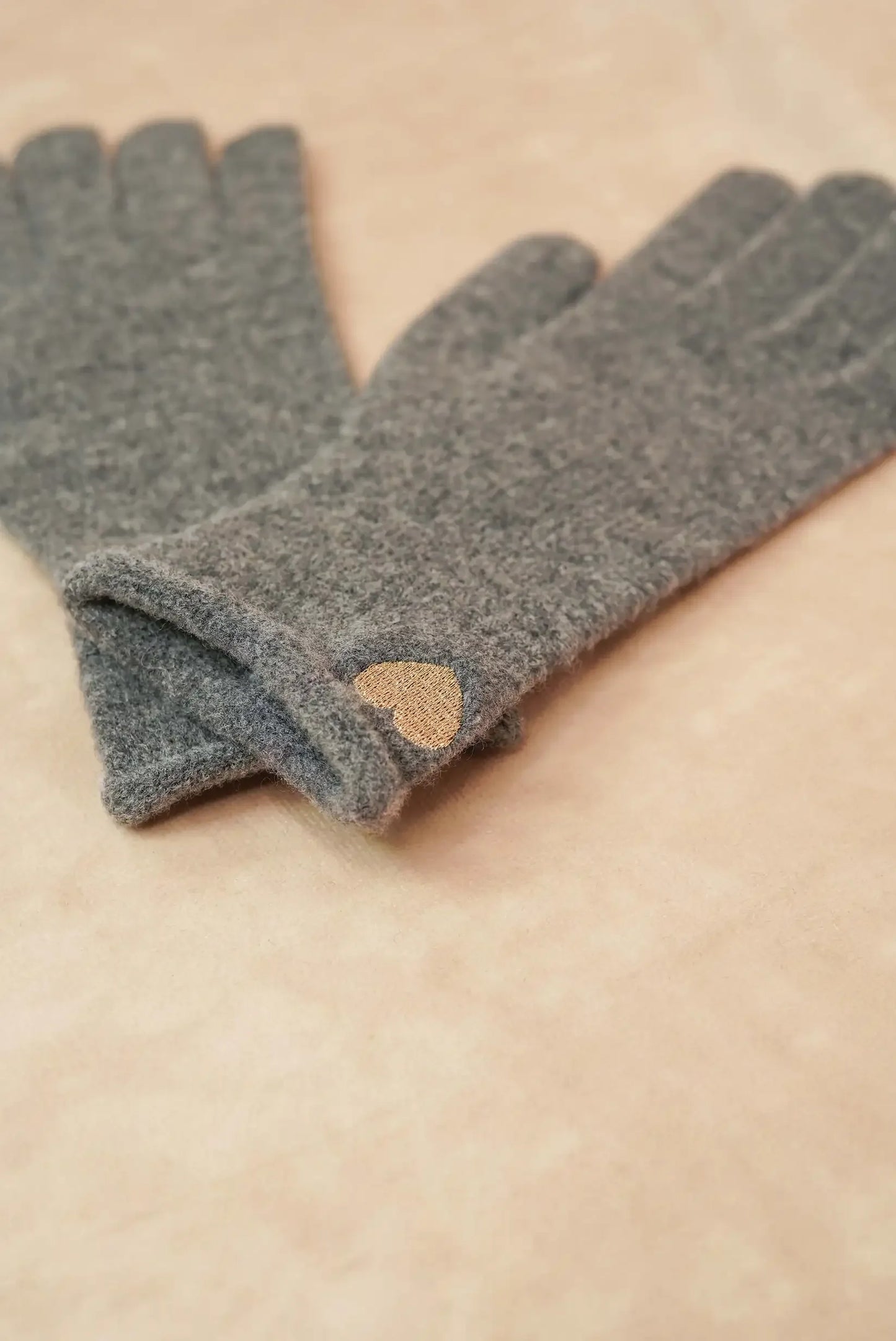 Guantes de mujer gris con detalle de corazón dorado, moda femenina CHICA del Sur