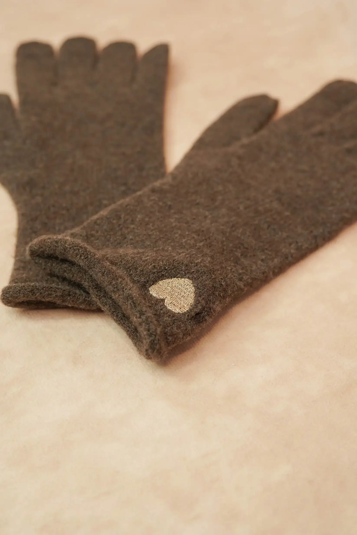 Guantes de mujer marrón invierno con detalle corazón, moda femenina CHICA del Sur