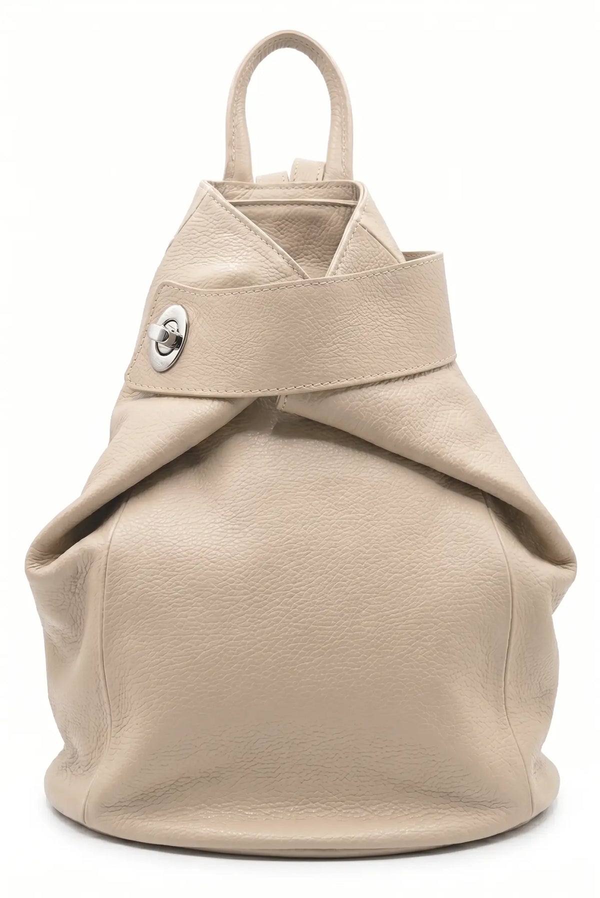 Mochila grande de cuero beige para mujer, diseño urbano y cierre metálico, sobre fondo blanco.