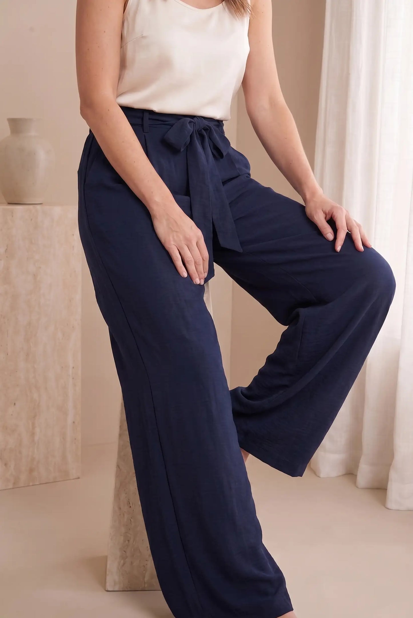 Pantalones anchos azul marino con cinturón, estilo casual y cómodo para mujer