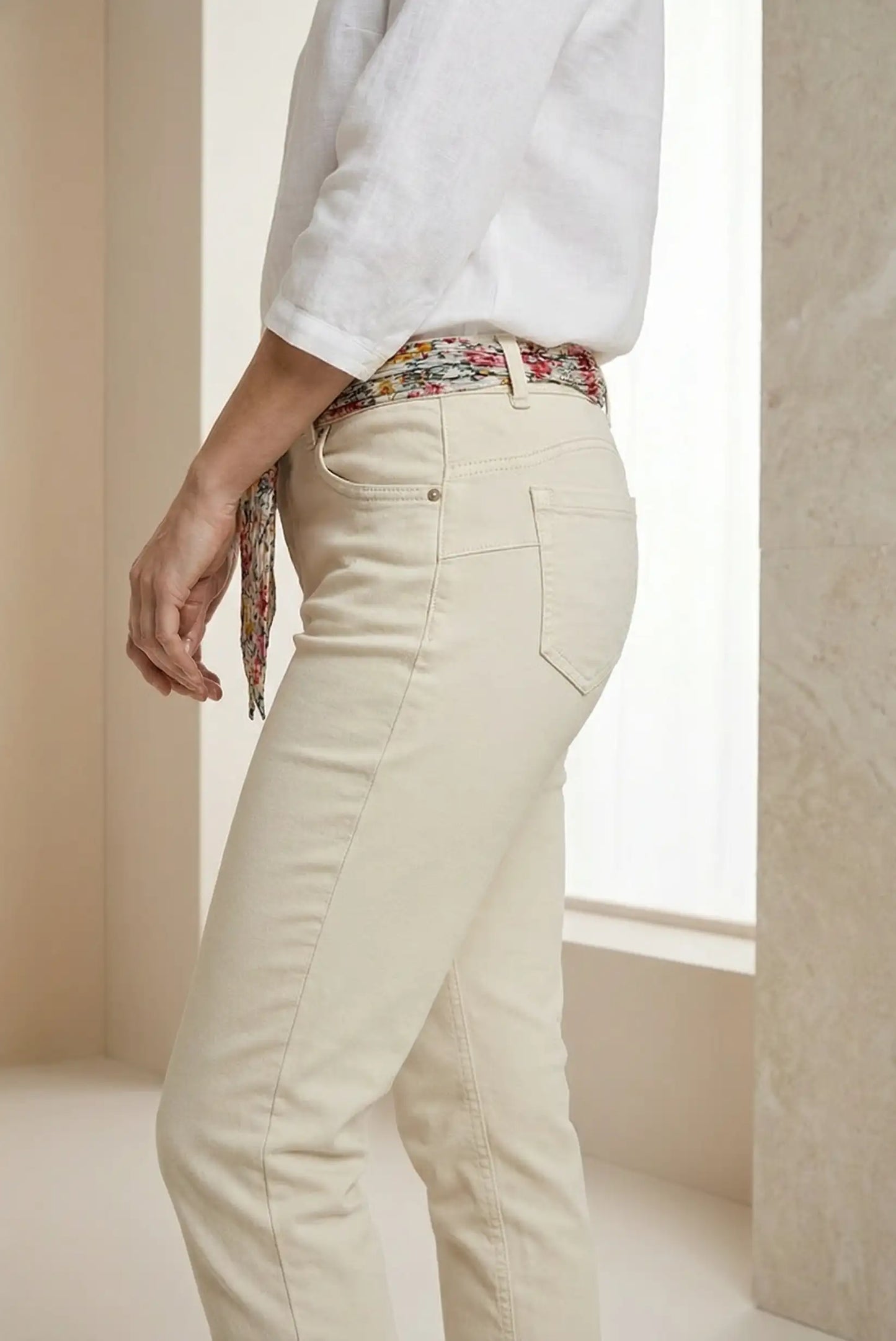 Pantalón vaquero blanco para mujer con cinturón floral, estilo casual primavera