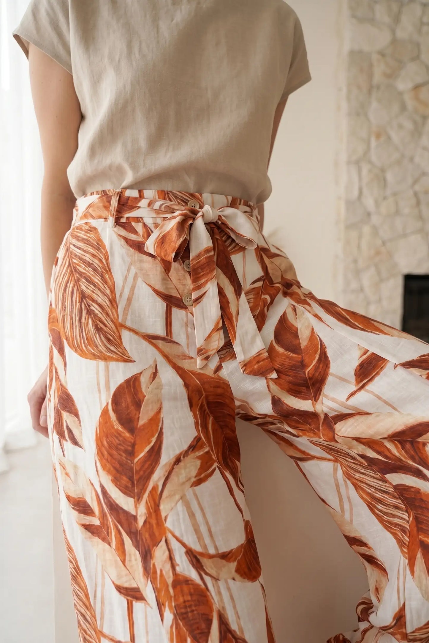 Pantalón largo mujer fluido con estampado de hojas teja y lazo, estilo casual