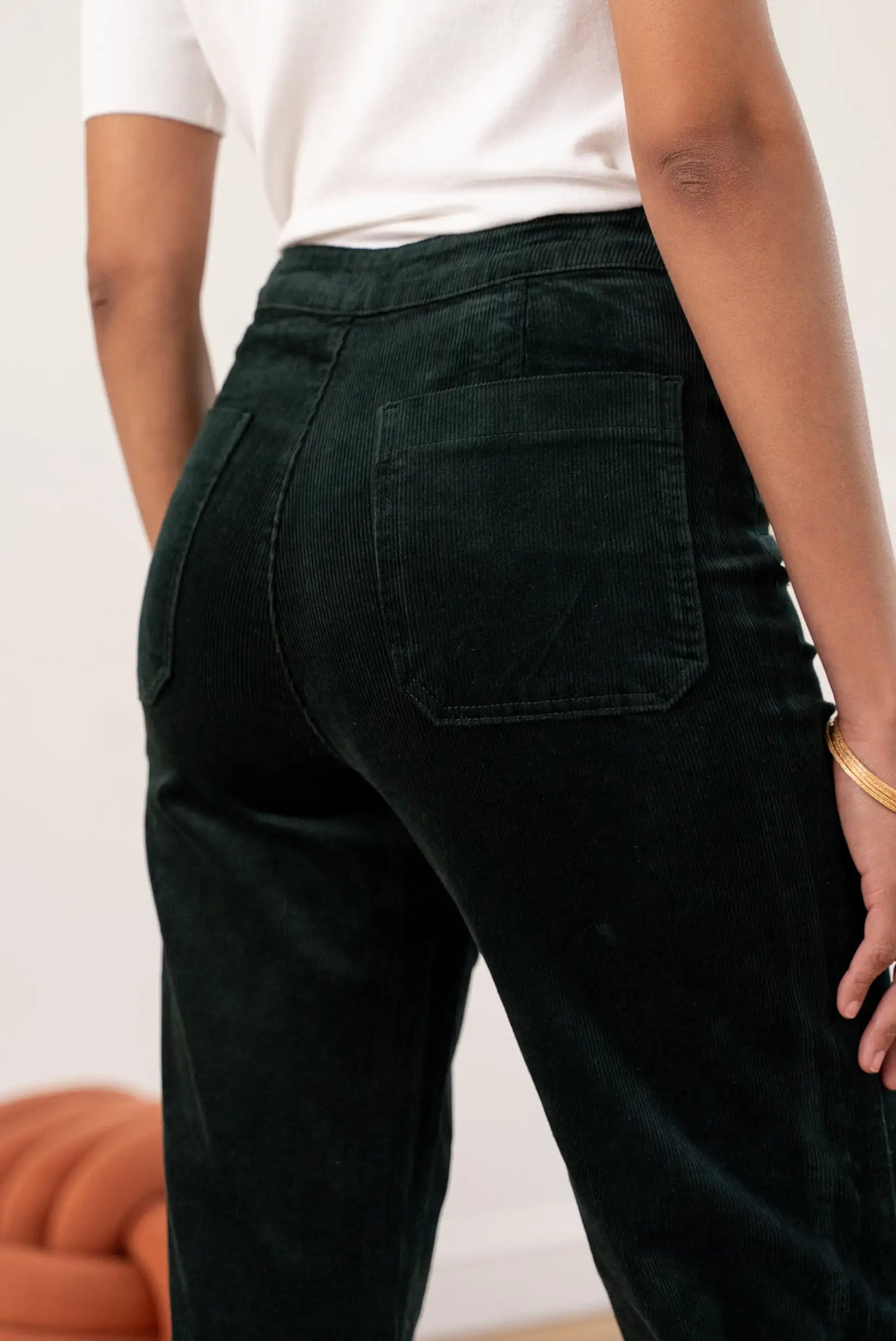 Pantalón largo de micropana verde botella para mujer con bolsillos traseros