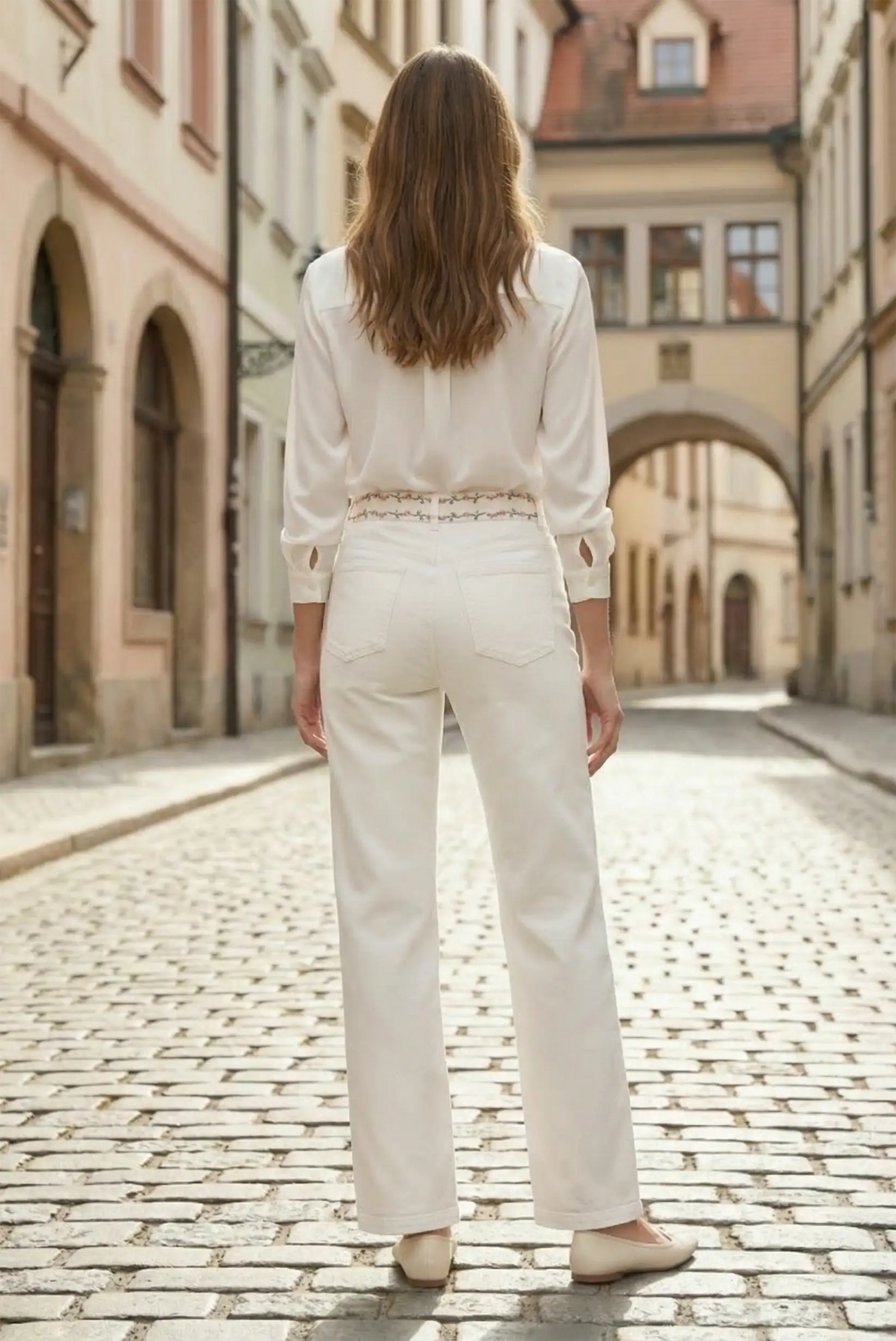 Pantalón blanco de mujer con bordados florales, corte recto, estilo casual CHICA del Sur